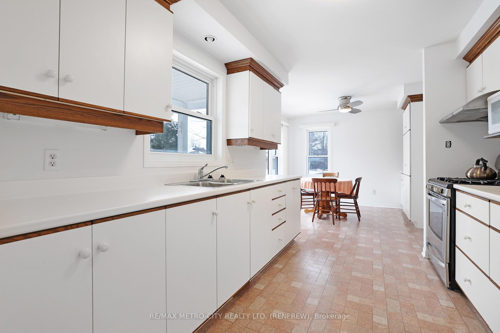 Photo 9 of 61 Plaunt Street N, Renfrew — HOMEH
