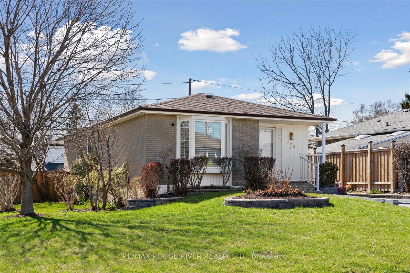 Photo 2 of 882 Naroch Boulevard, Pickering, Bay Ridges — HOMEH