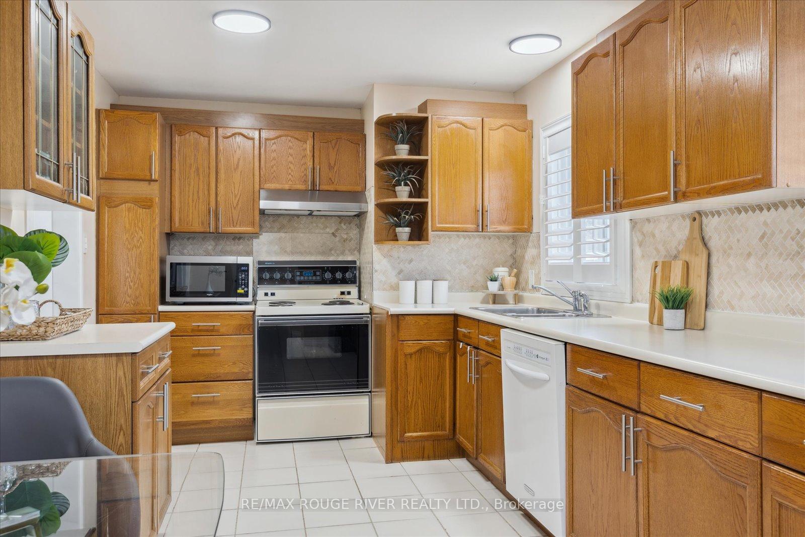 Photo 10 of 882 Naroch Boulevard, Pickering, Bay Ridges — HOMEH