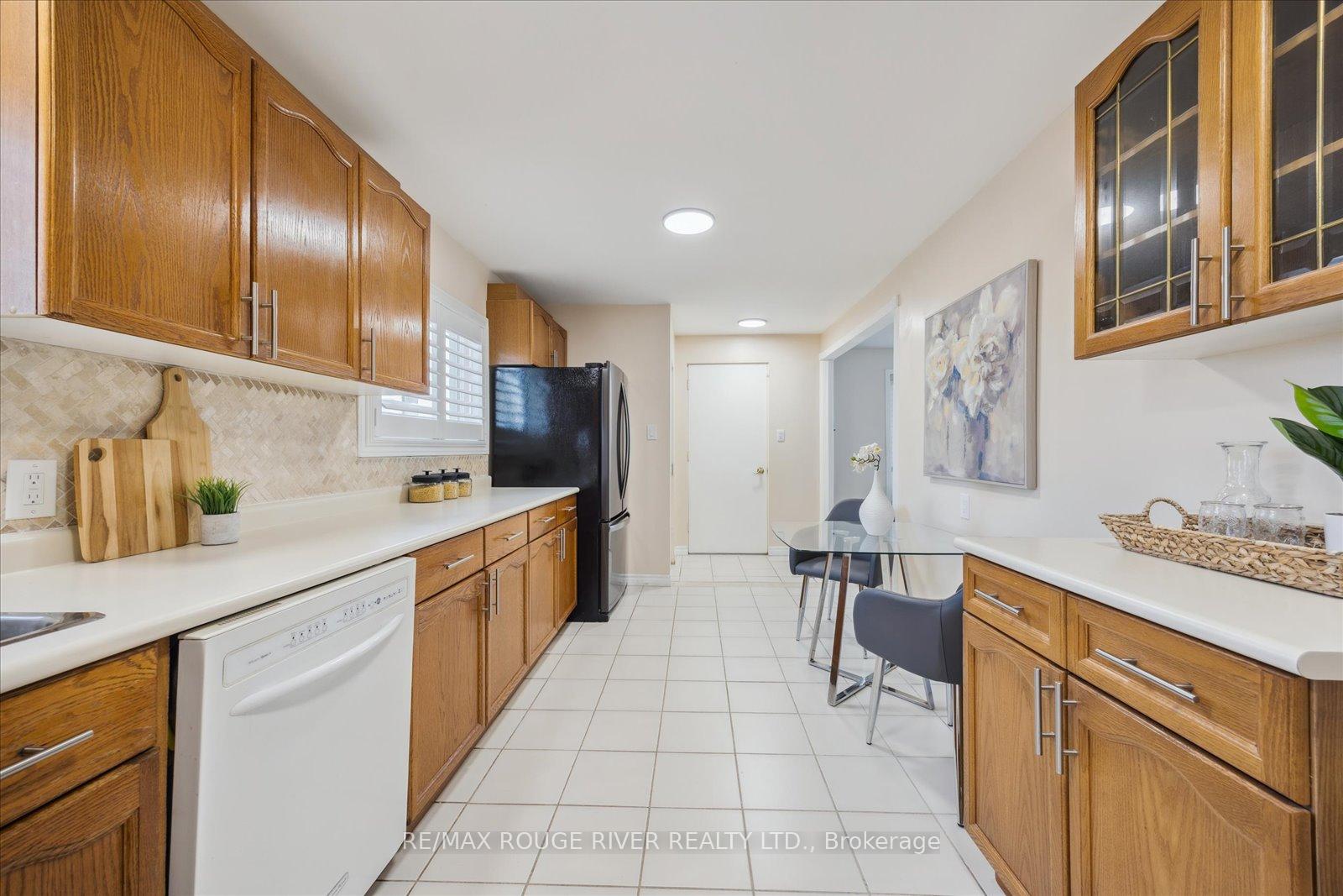 Photo 11 of 882 Naroch Boulevard, Pickering, Bay Ridges — HOMEH