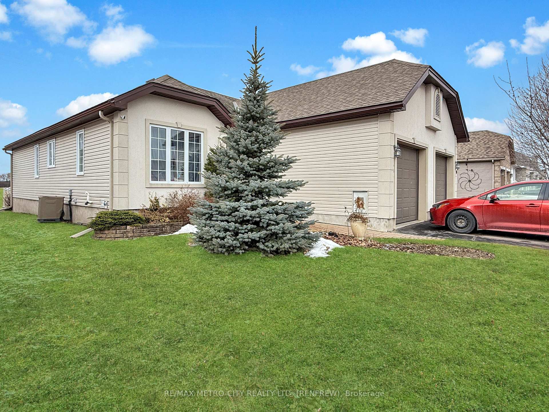 Photo 2 of 584 Aberdeen Street, Renfrew — HOMEH