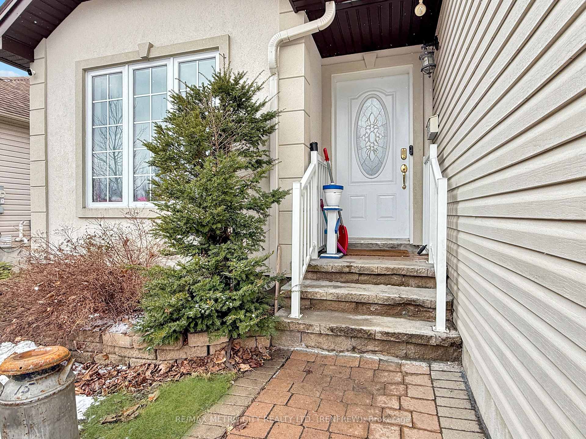 Photo 3 of 584 Aberdeen Street, Renfrew — HOMEH