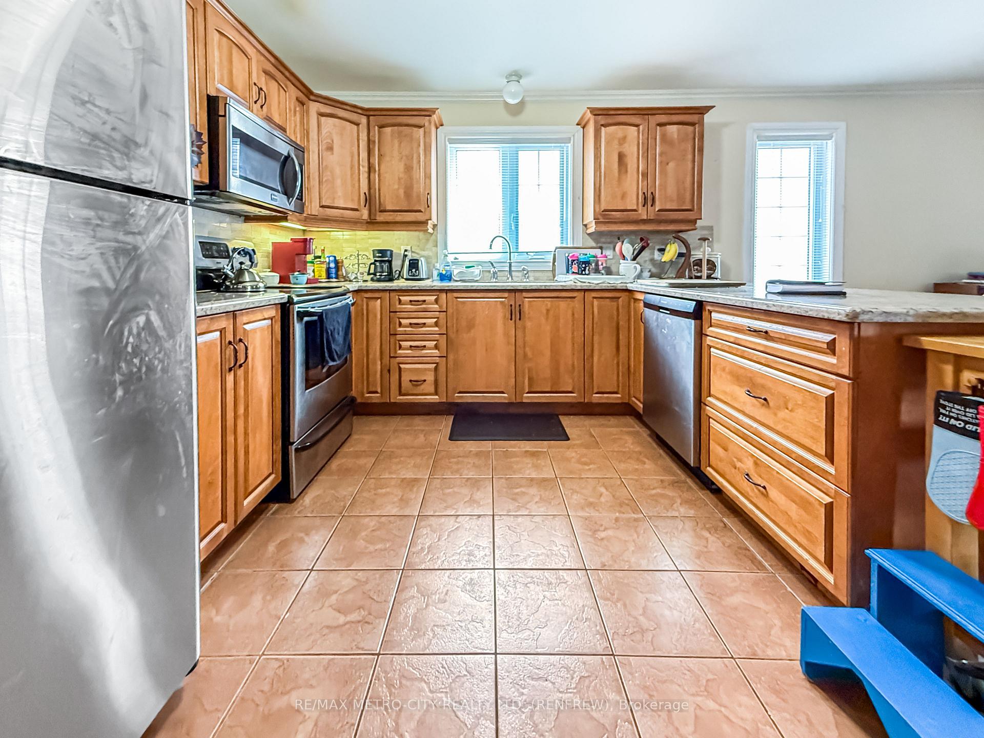 Photo 4 of 584 Aberdeen Street, Renfrew — HOMEH