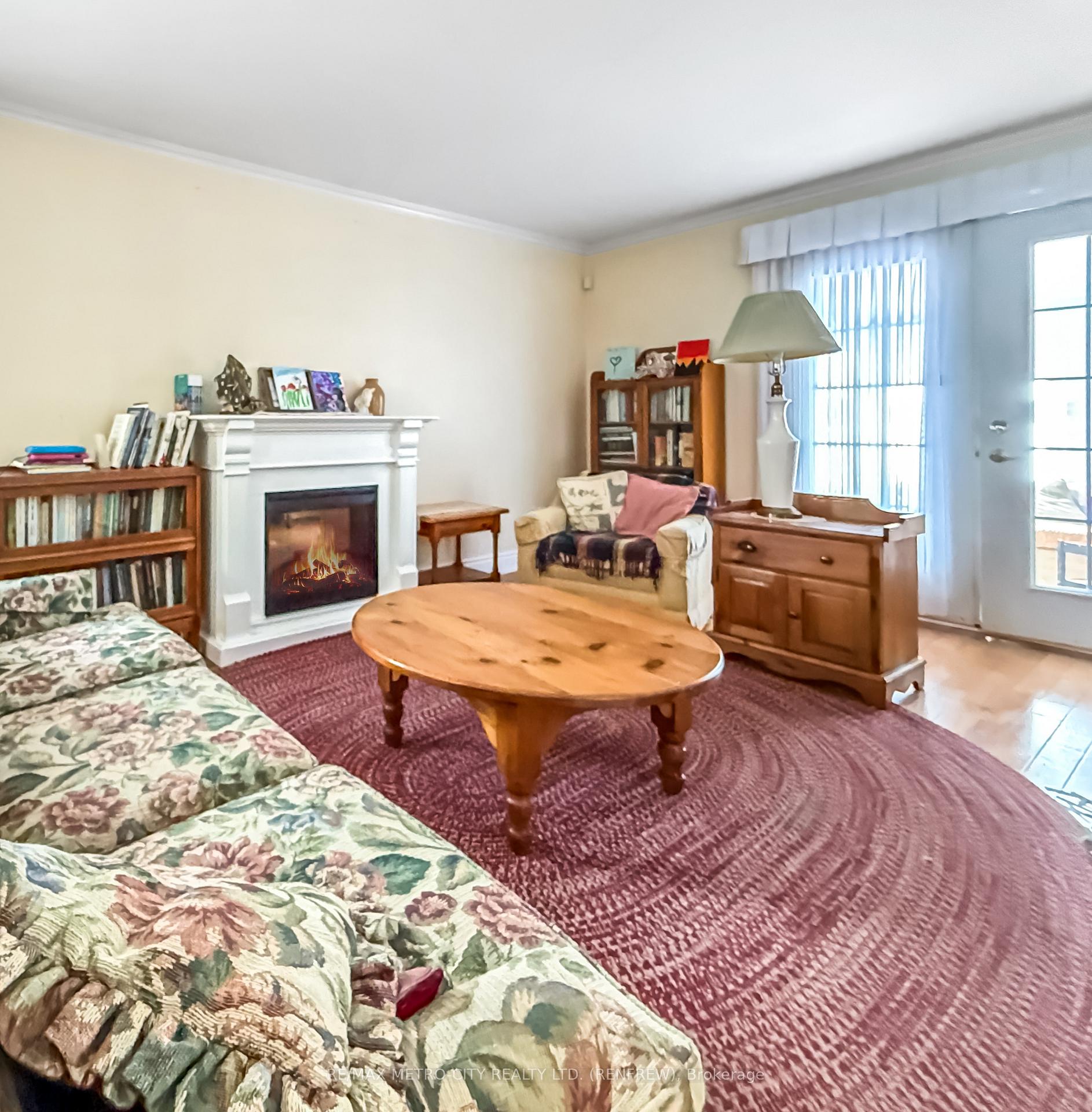 Photo 8 of 584 Aberdeen Street, Renfrew — HOMEH