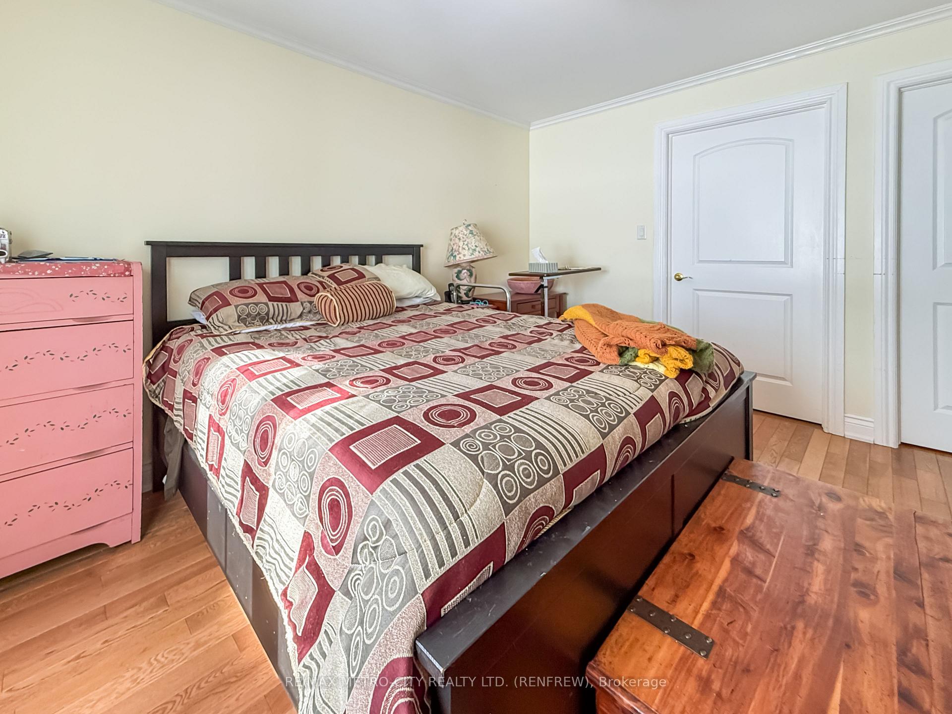Photo 11 of 584 Aberdeen Street, Renfrew — HOMEH