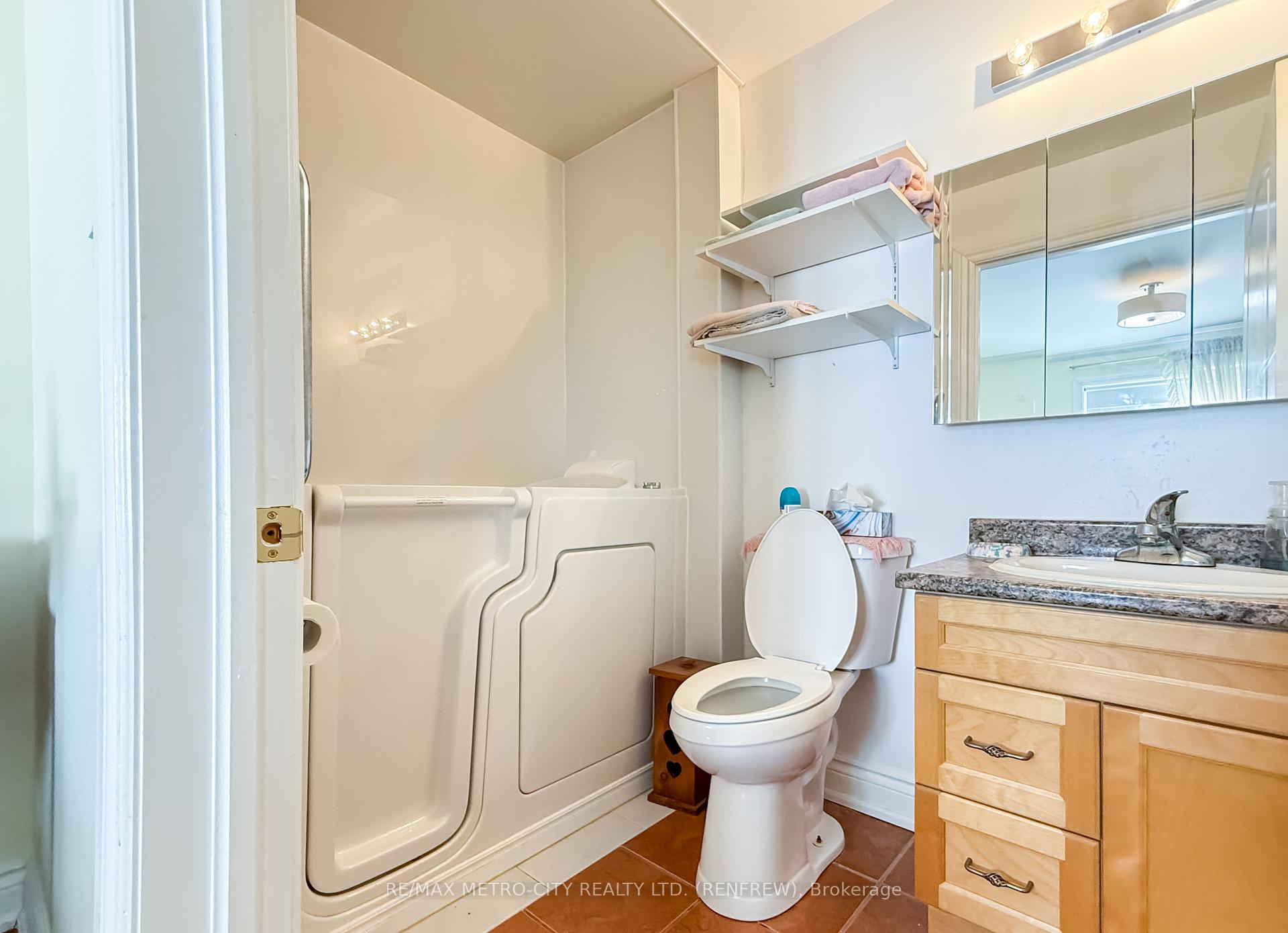 Photo 13 of 584 Aberdeen Street, Renfrew — HOMEH