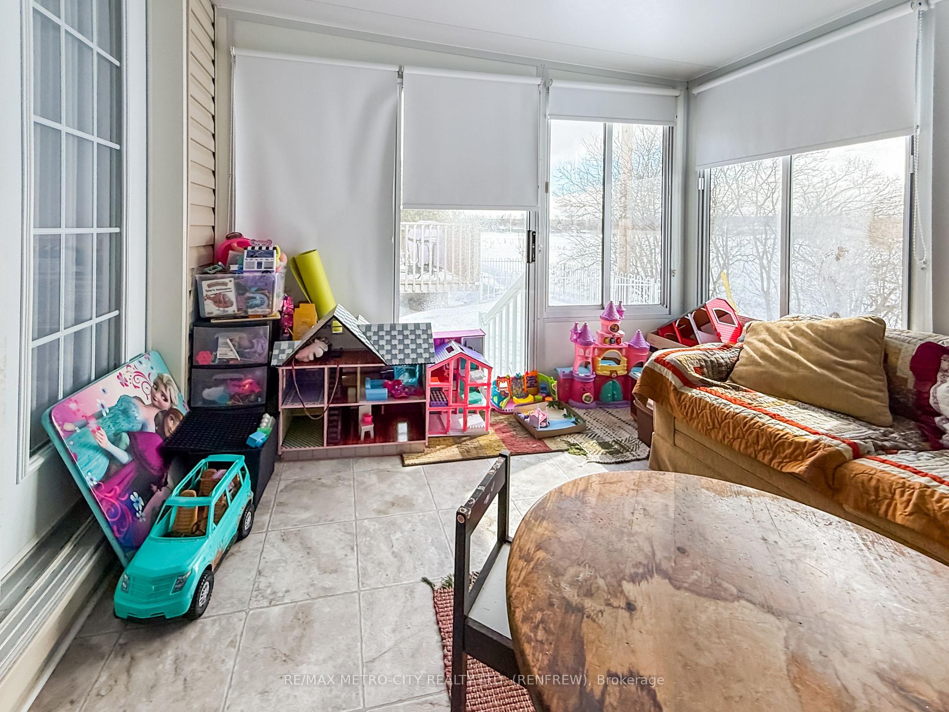 Photo 15 of 584 Aberdeen Street, Renfrew — HOMEH