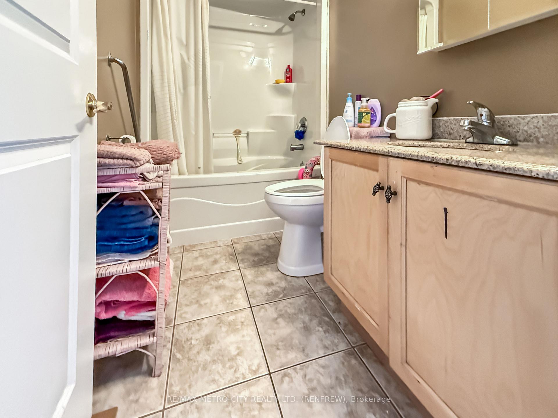 Photo 16 of 584 Aberdeen Street, Renfrew — HOMEH