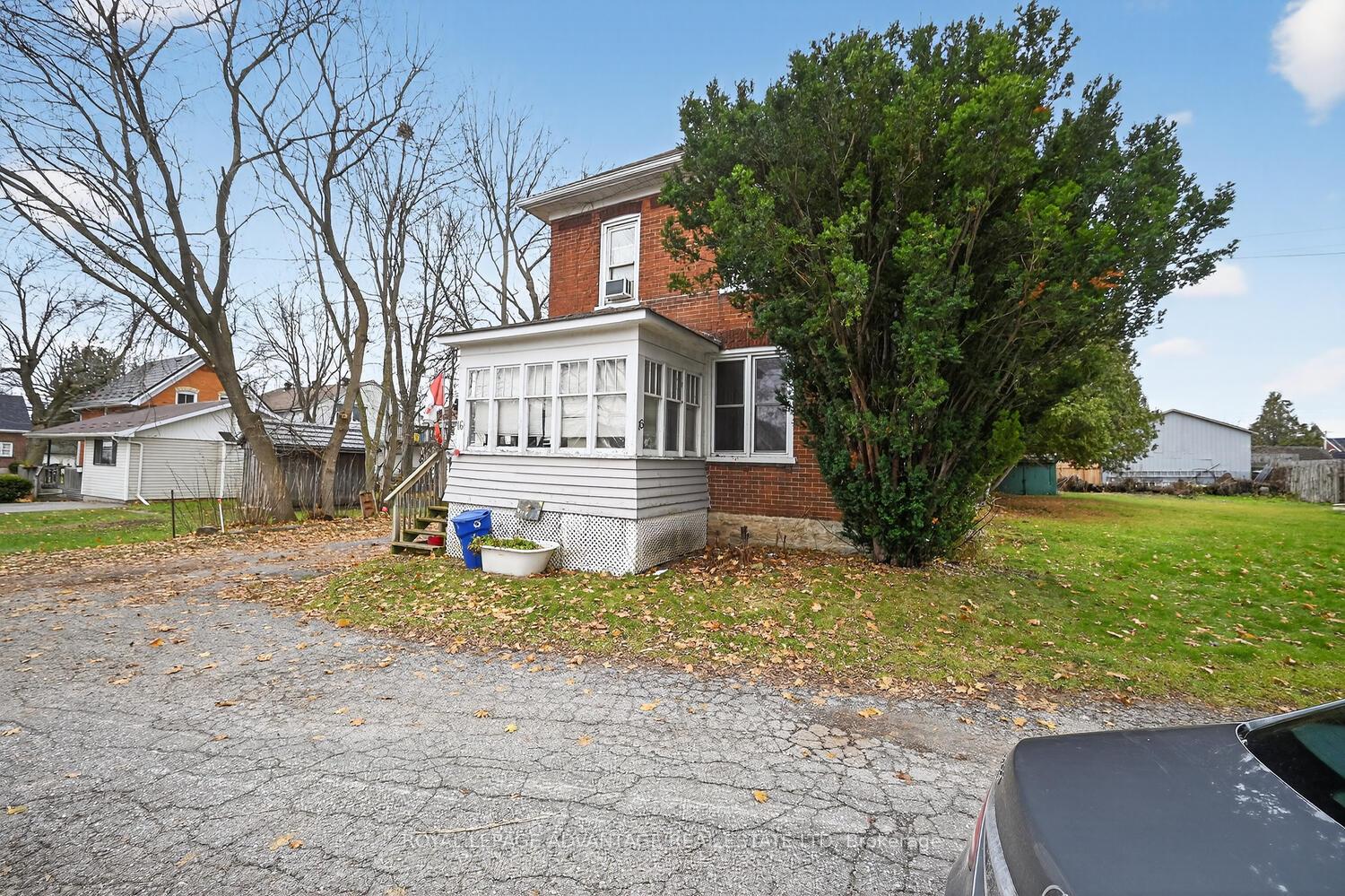 Photo 3 of 16 Mary Street N, Smiths Falls — HOMEH