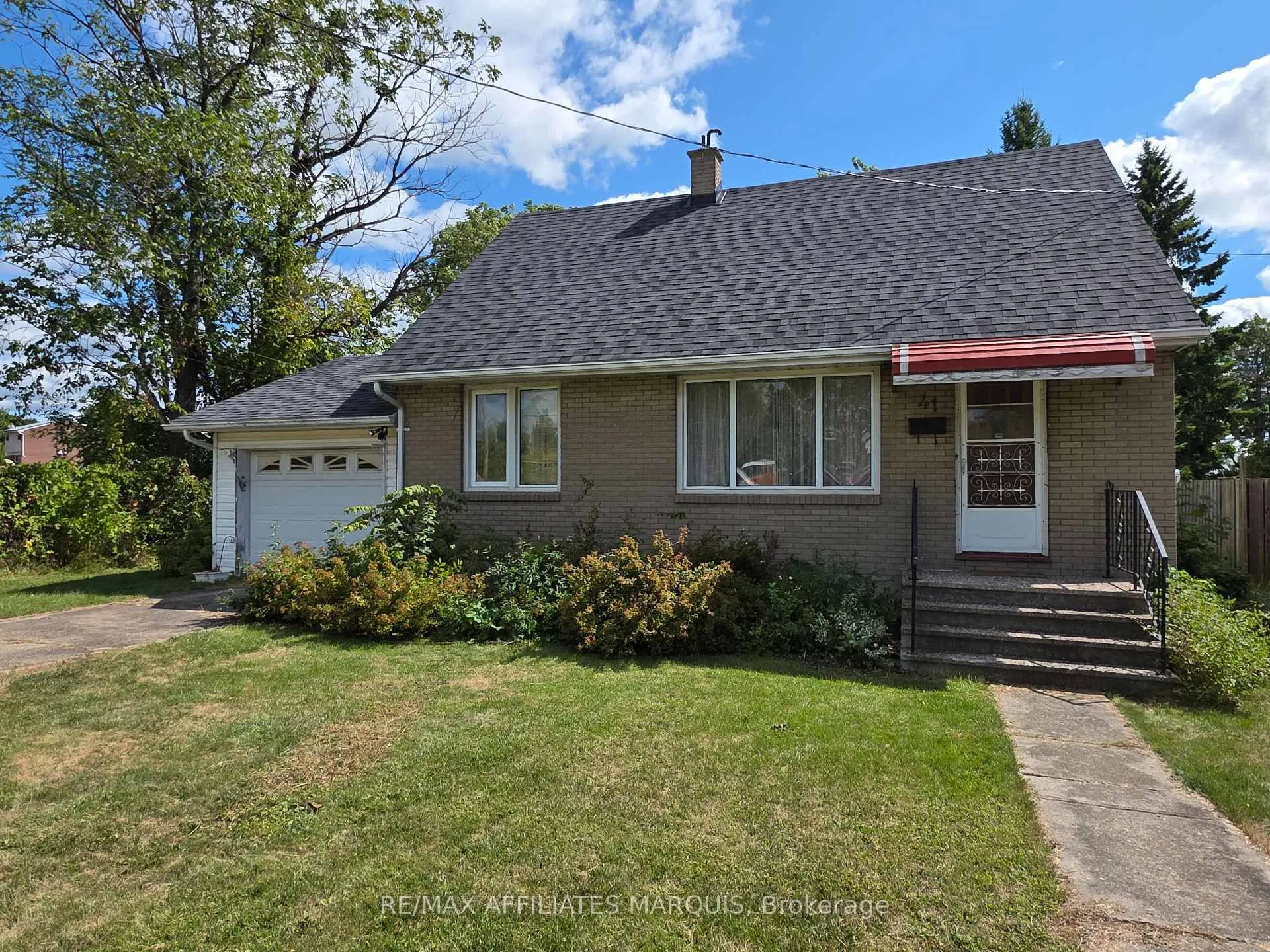 Front of 41 Elgin Street W