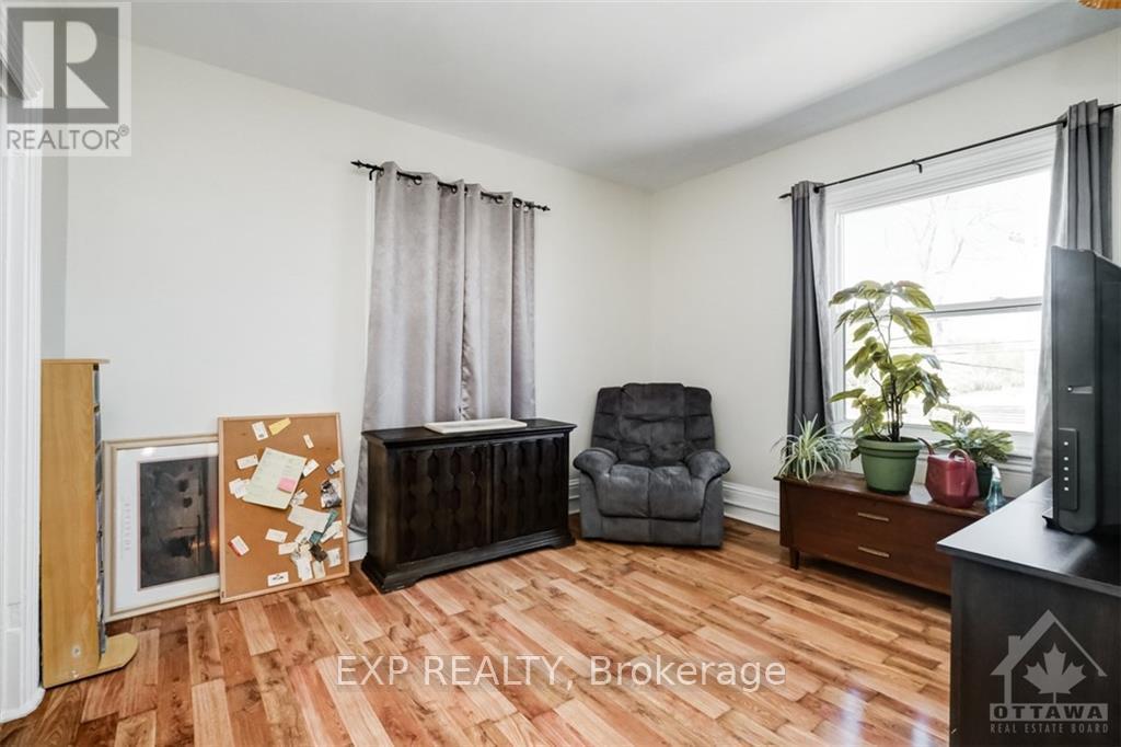 Photo 3 of 70-72 Victoria Avenue, Smiths Falls — HOMEH