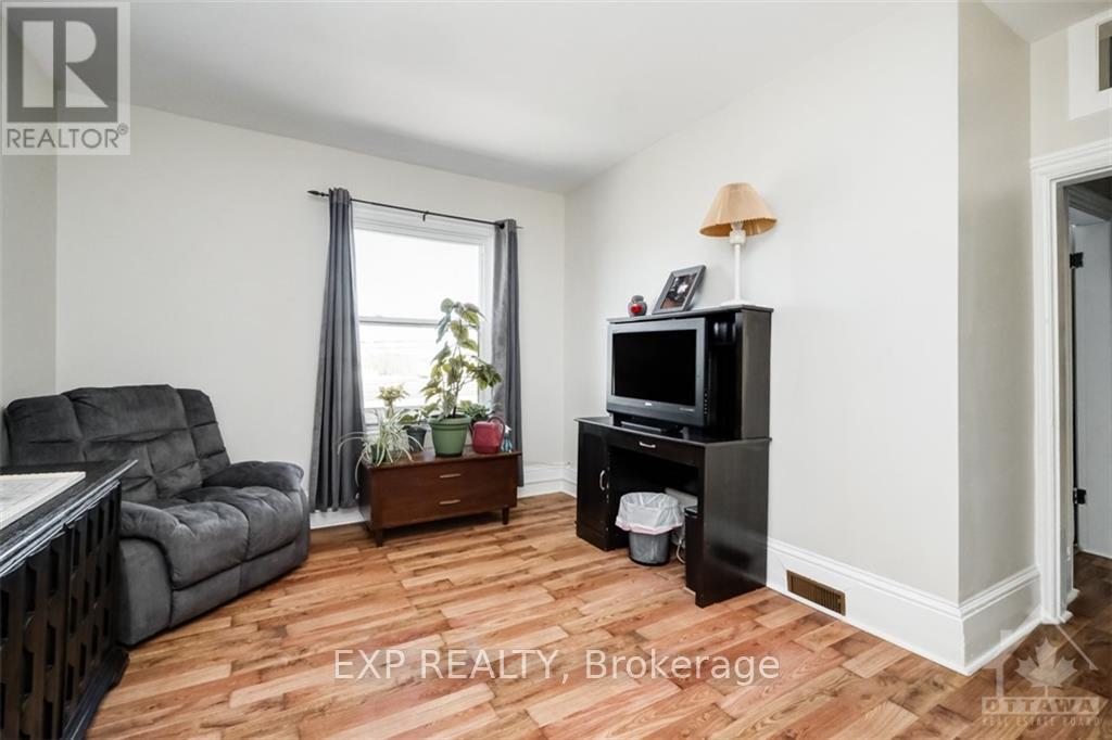 Photo 4 of 70-72 Victoria Avenue, Smiths Falls — HOMEH