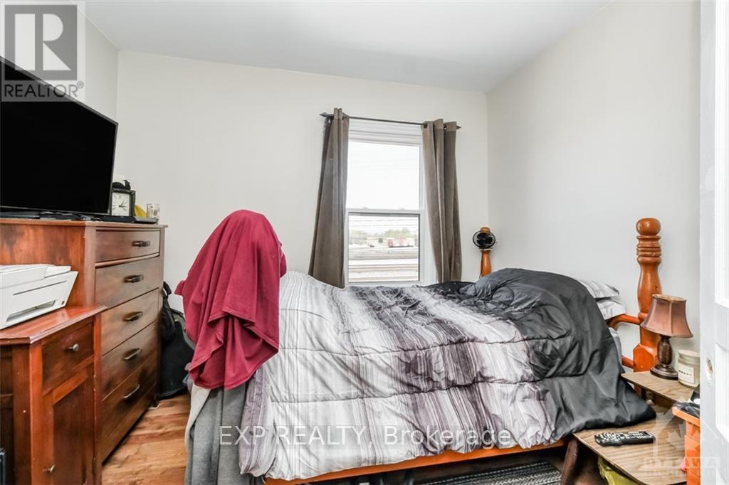 Photo 10 of 70-72 Victoria Avenue, Smiths Falls — HOMEH