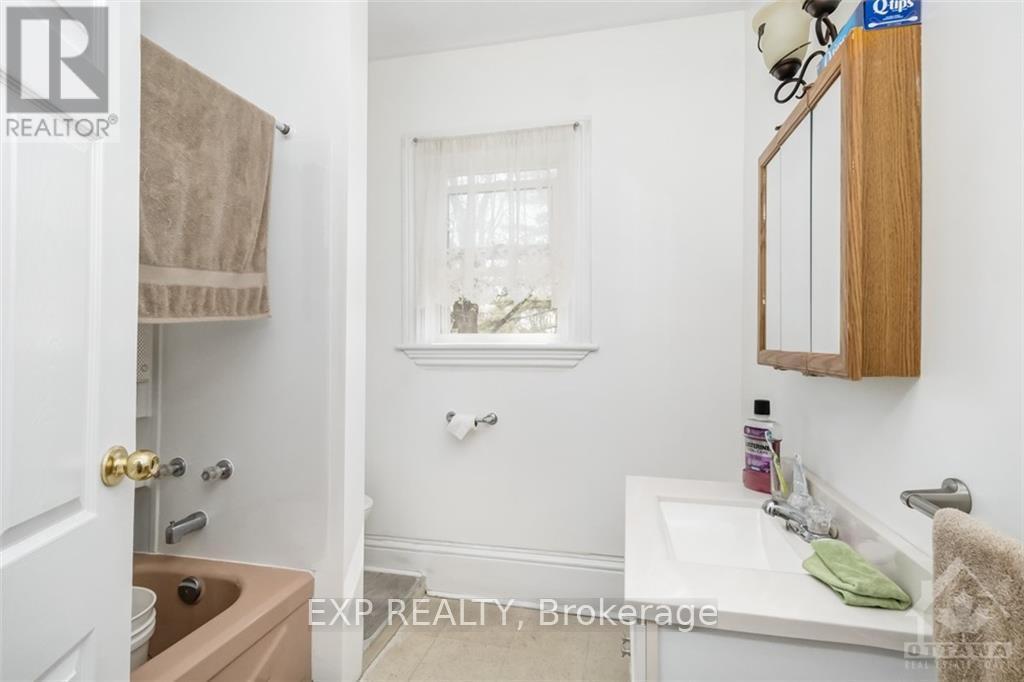 Photo 11 of 70-72 Victoria Avenue, Smiths Falls — HOMEH