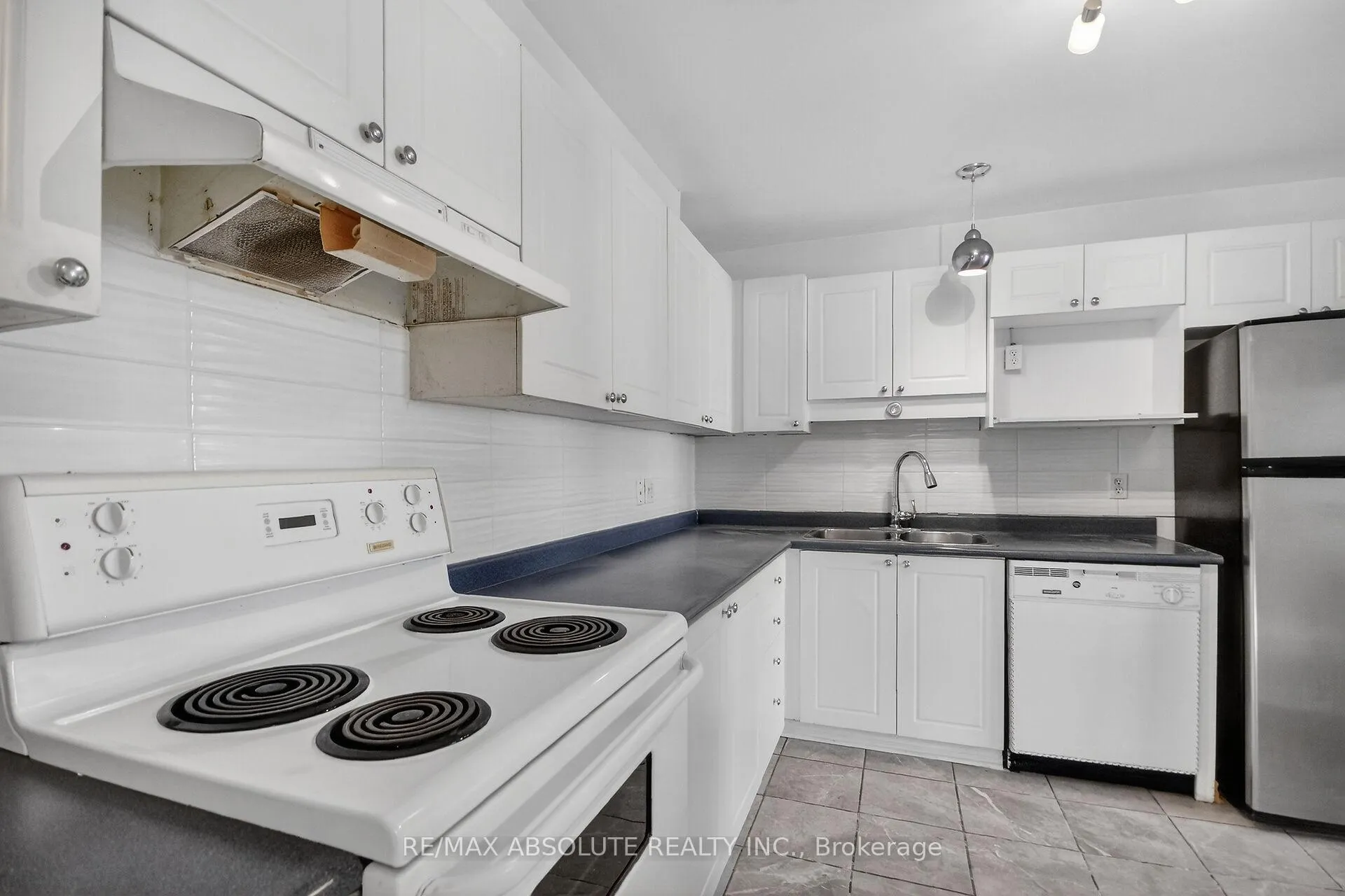Photo 14 of 2628 Baseline Road, Ottawa, Leslie Park — HOMEH