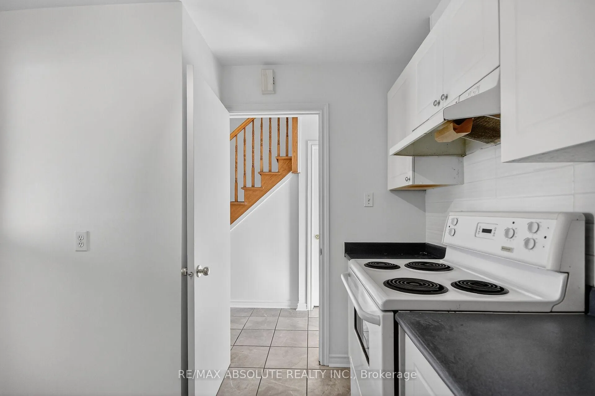 Photo 15 of 2628 Baseline Road, Ottawa, Leslie Park — HOMEH
