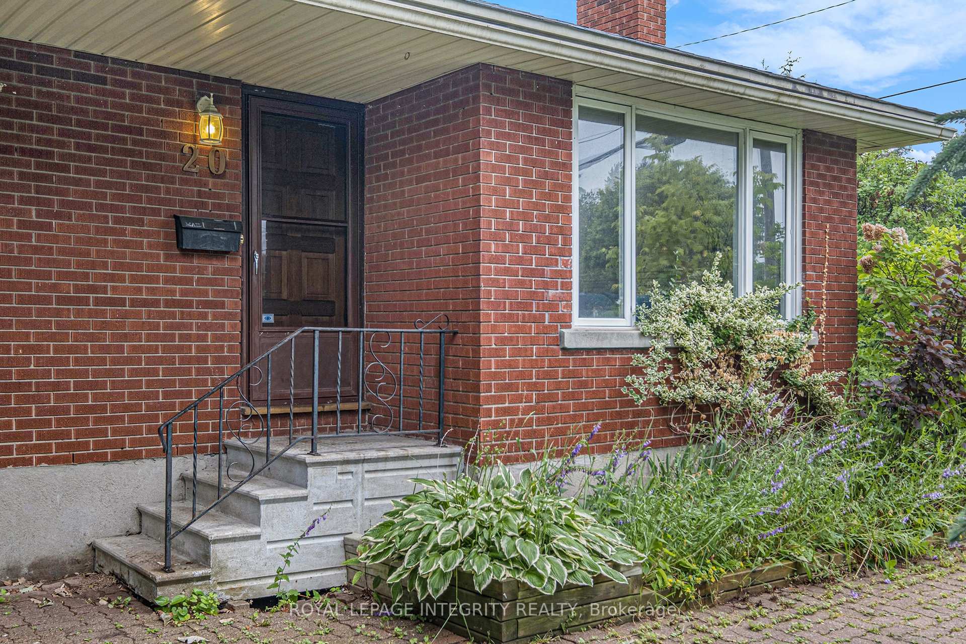 Photo 2 of 20 Newhaven Street, Ottawa, Manordale — HOMEH