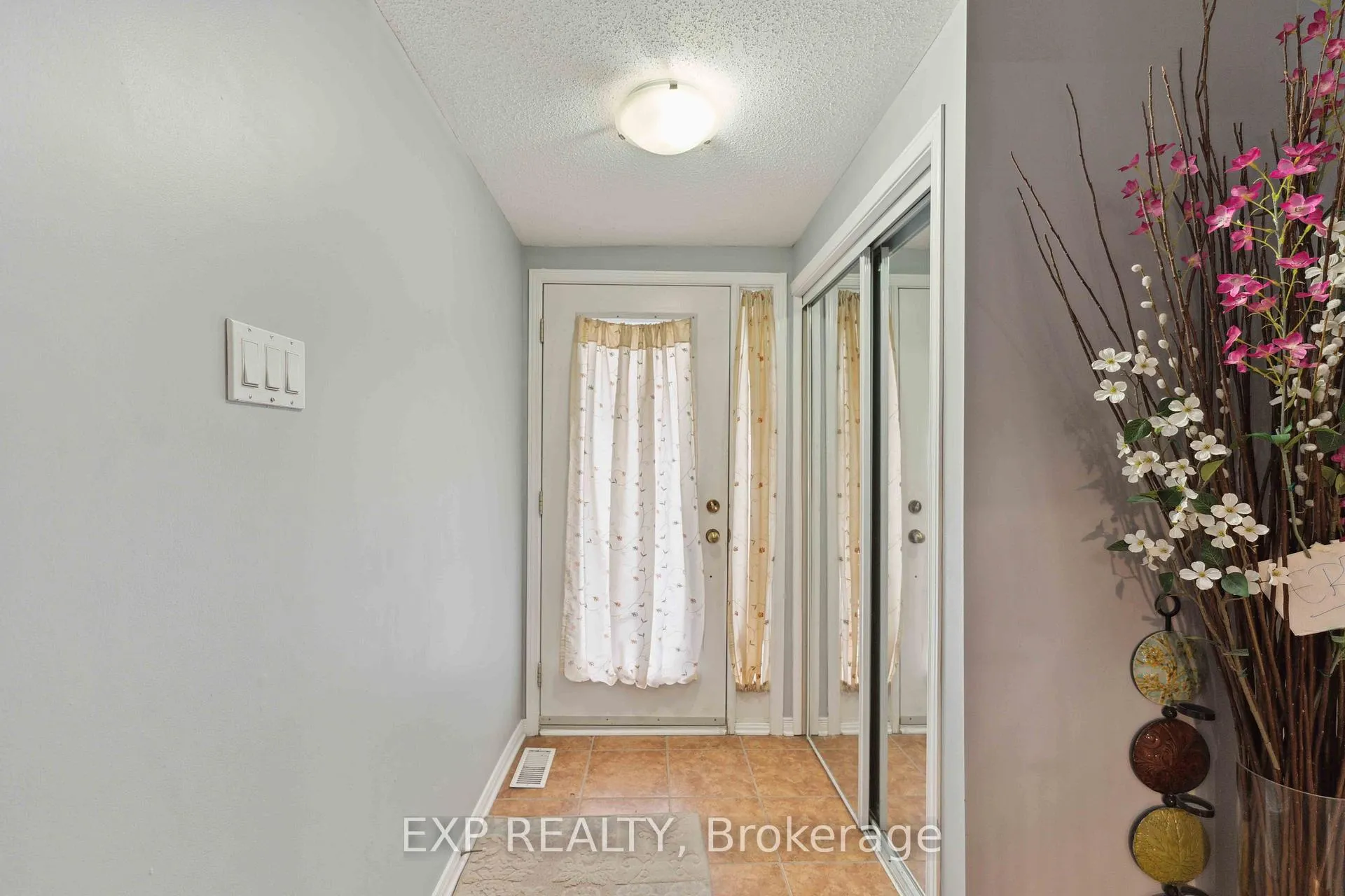Photo 3 of 230 Monterey Drive, Ottawa, Leslie Park — HOMEH