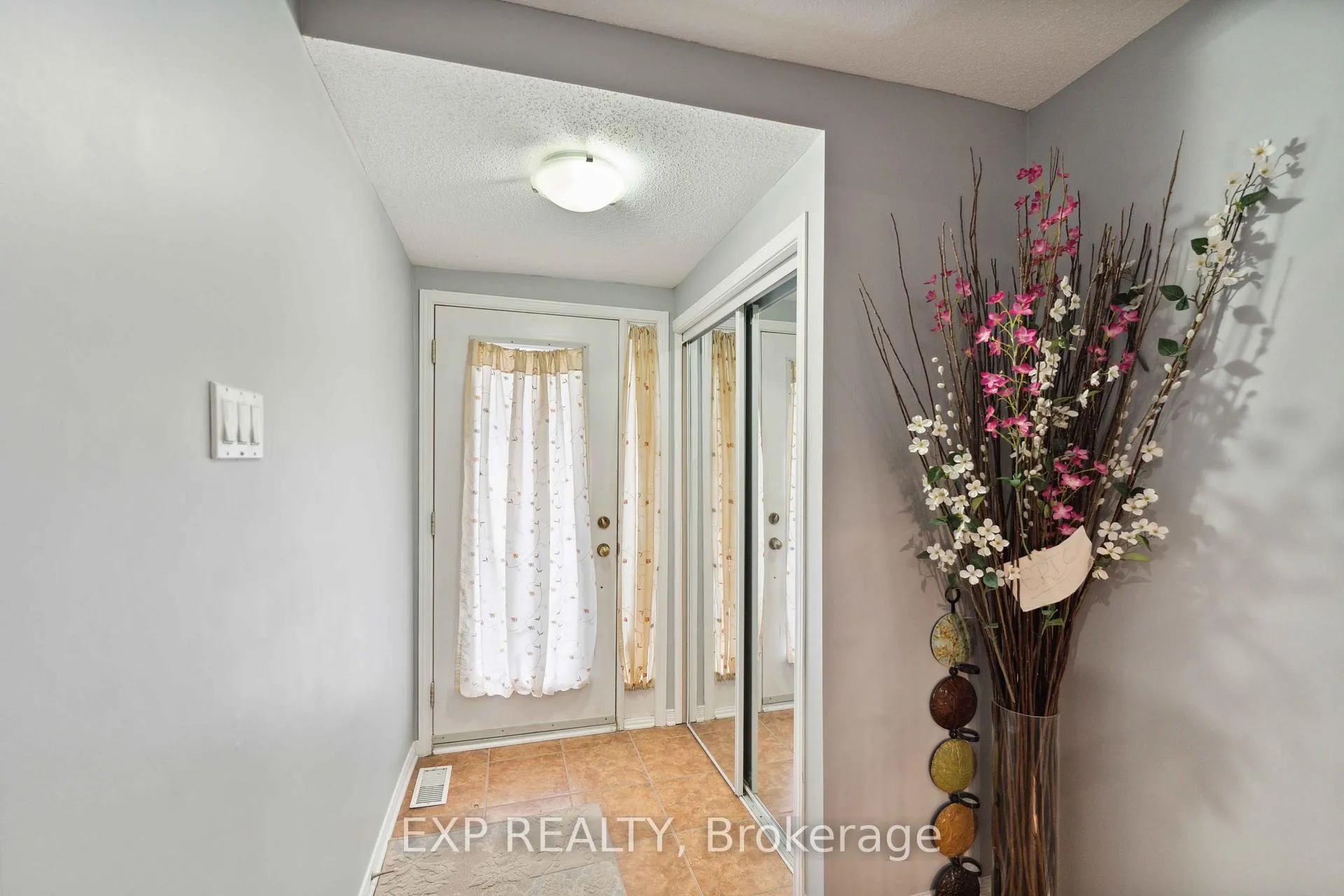 Photo 4 of 230 Monterey Drive, Ottawa, Leslie Park — HOMEH