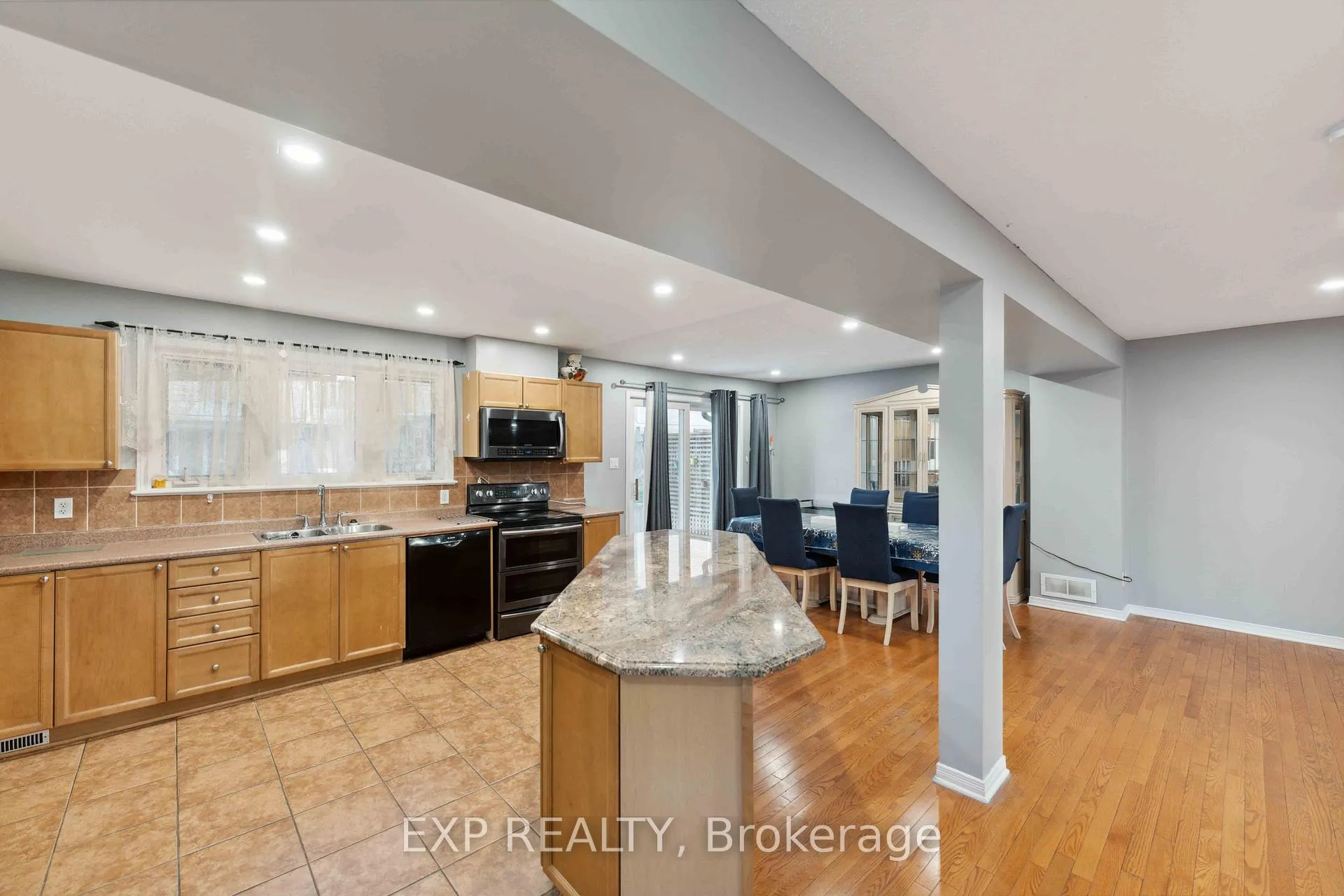Photo 6 of 230 Monterey Drive, Ottawa, Leslie Park — HOMEH