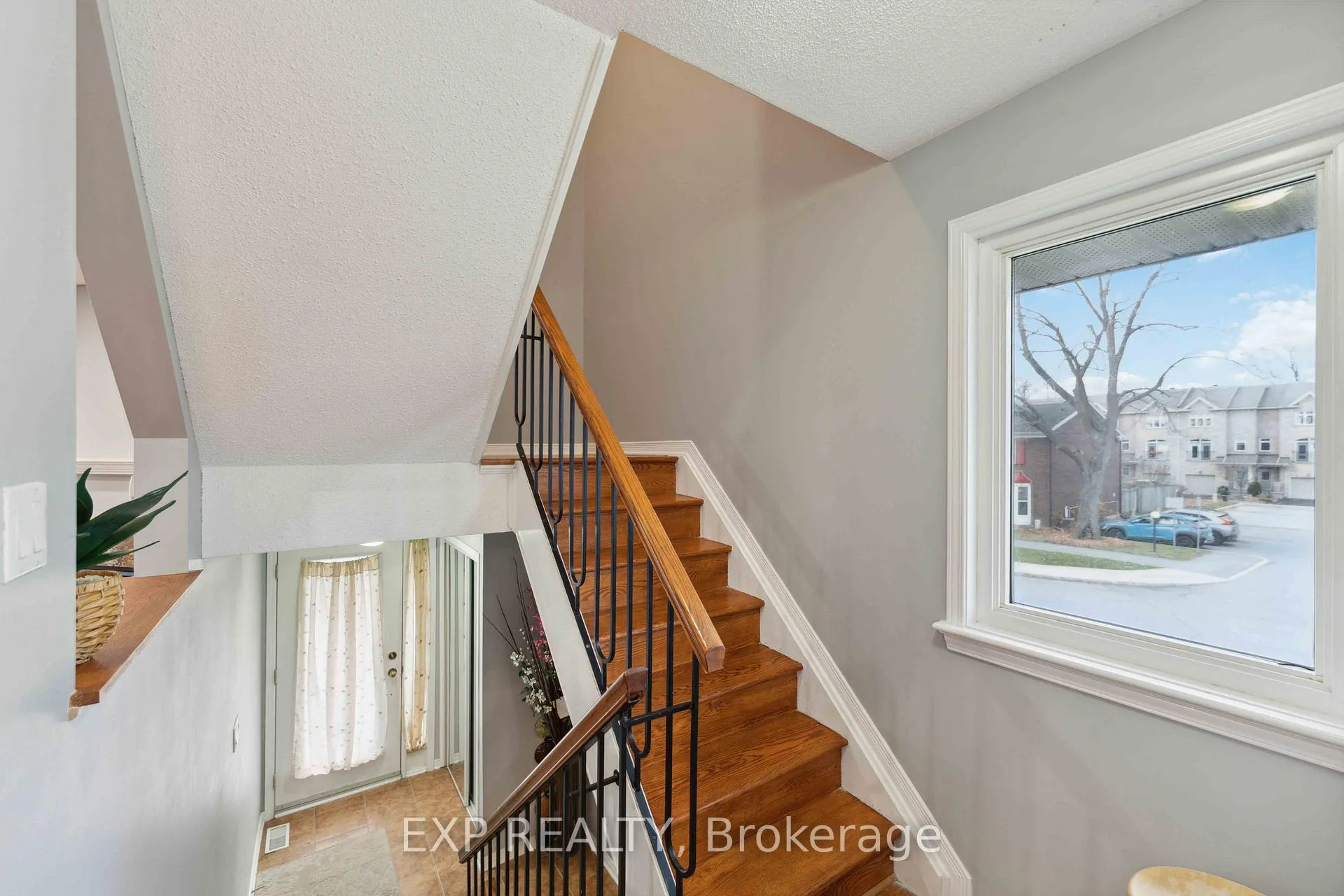 Photo 7 of 230 Monterey Drive, Ottawa, Leslie Park — HOMEH
