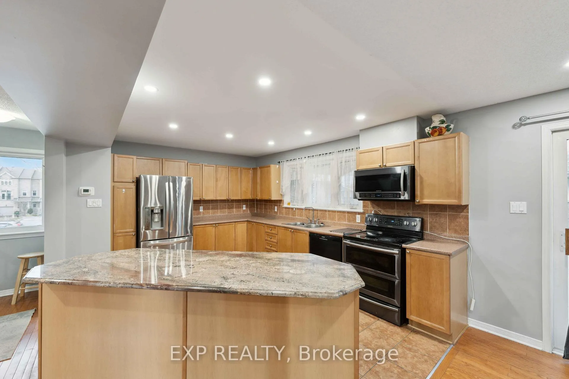 Photo 15 of 230 Monterey Drive, Ottawa, Leslie Park — HOMEH