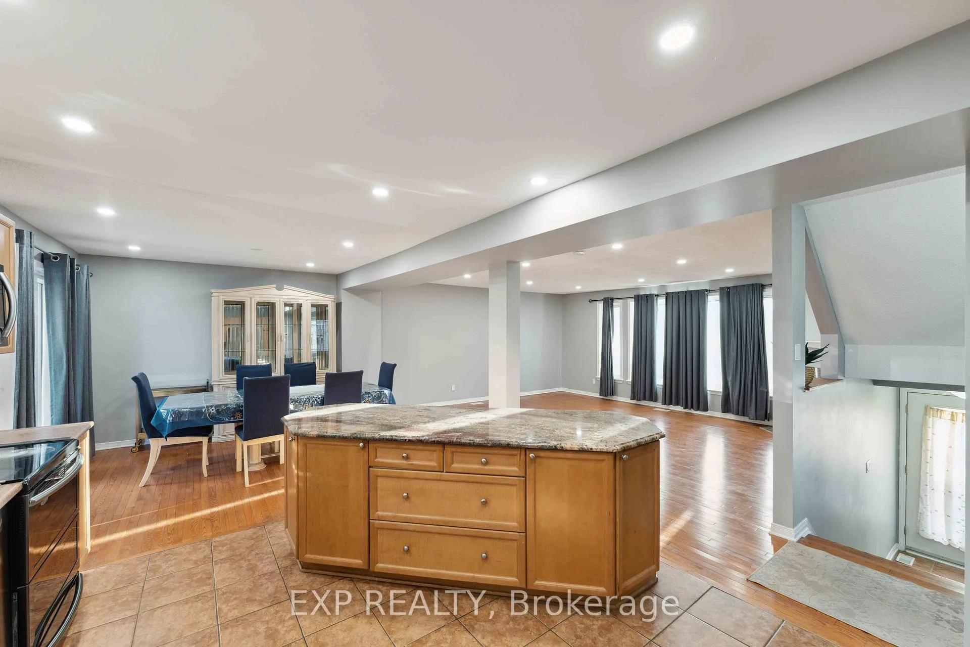 Photo 17 of 230 Monterey Drive, Ottawa, Leslie Park — HOMEH