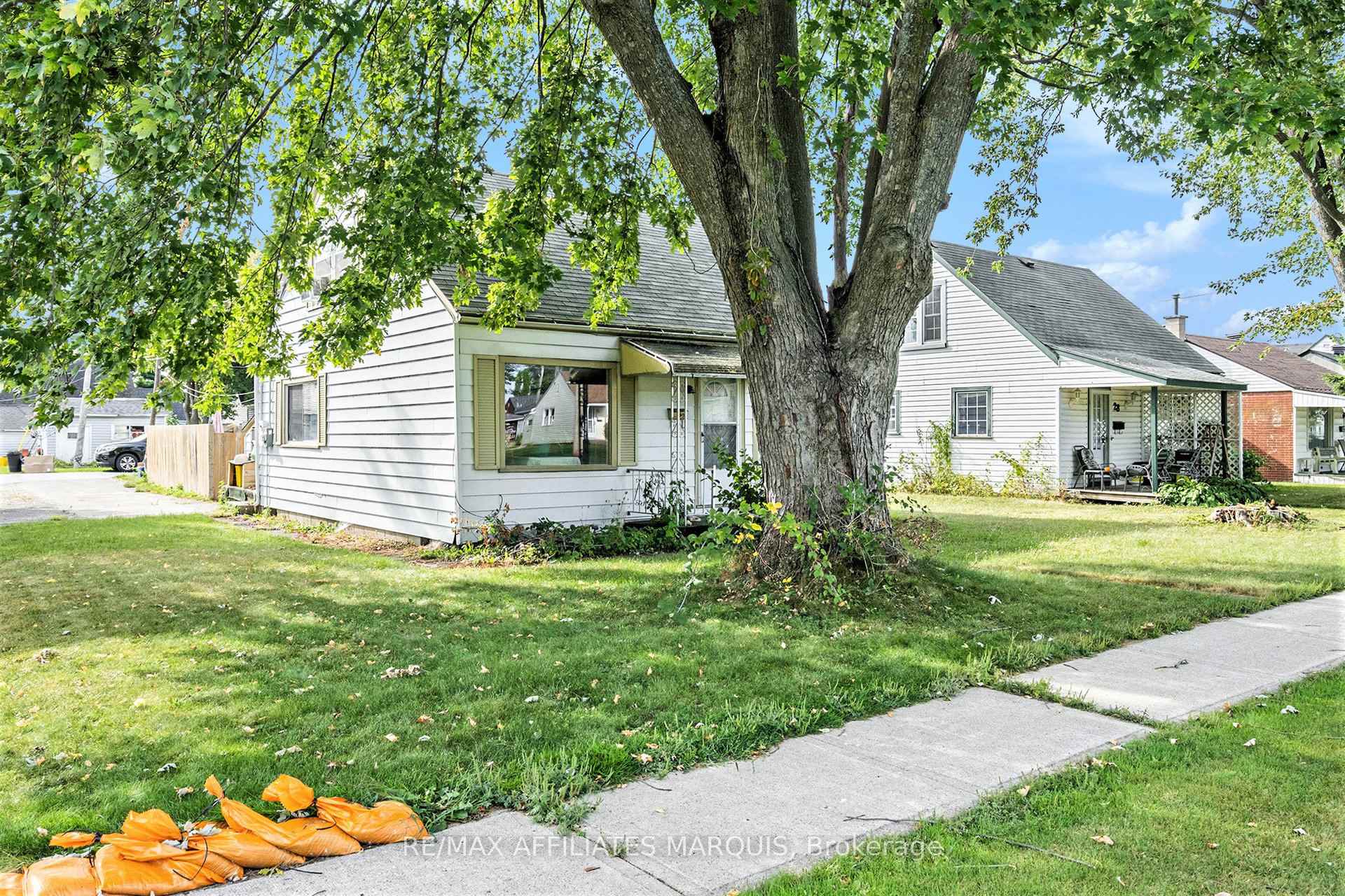 Photo 3 of 30 Roosevelt Drive, Smiths Falls — HOMEH