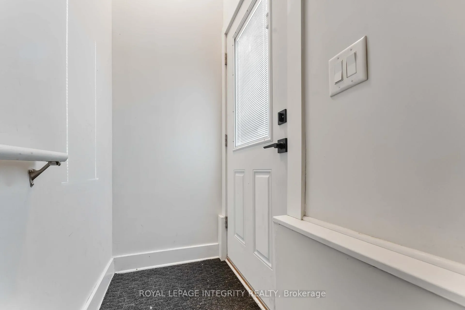 Photo 3 of Unit B, 35 Sherry Lane, Ottawa, Manordale — HOMEH