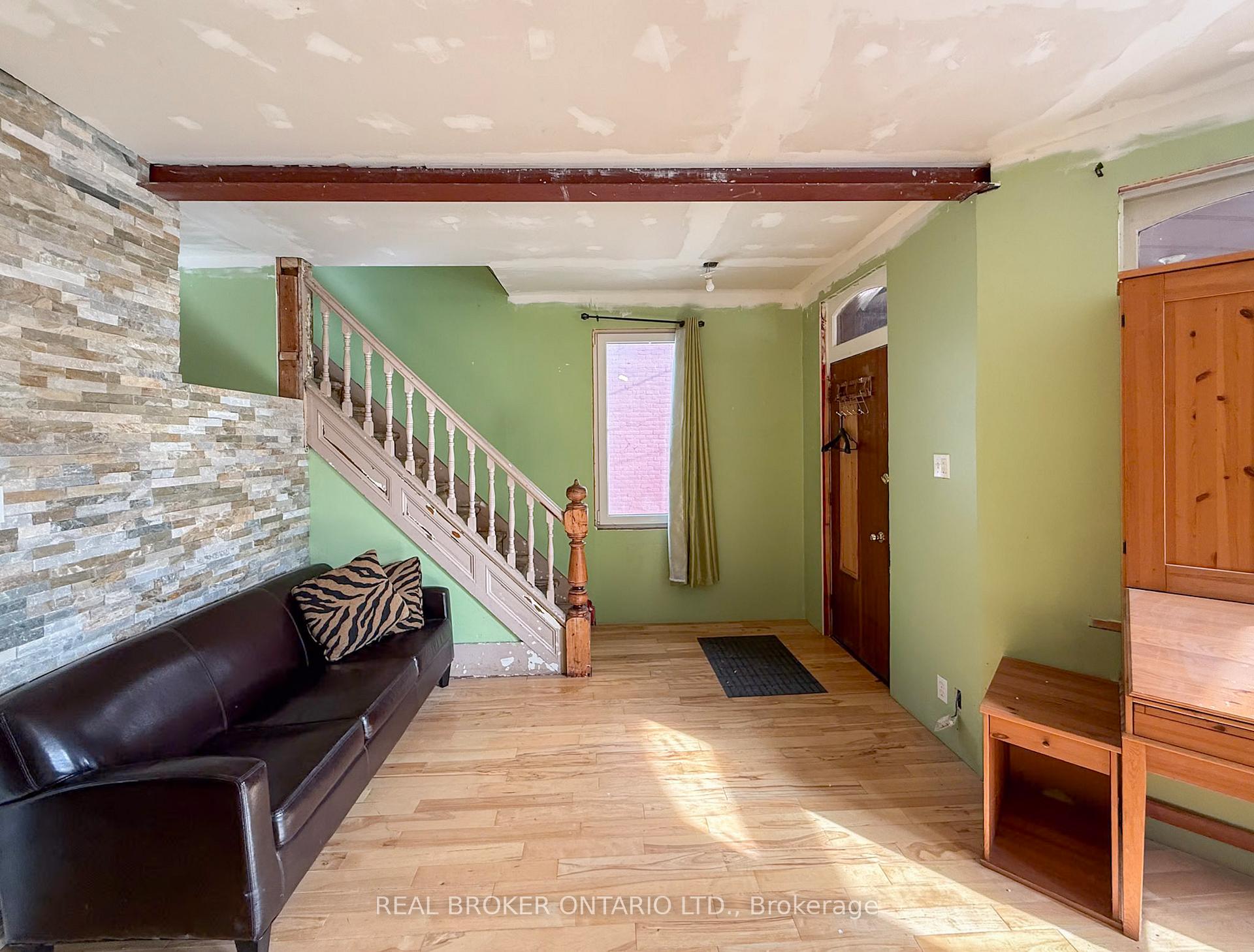 Photo 5 of 26 Elgin Street, Smiths Falls — HOMEH
