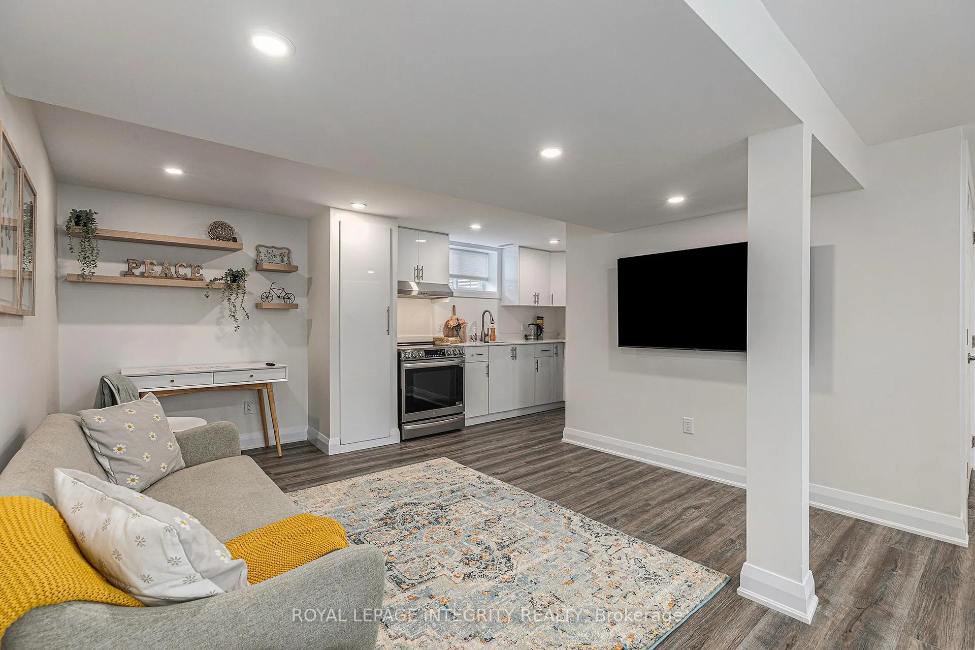Photo 4 of Unit B, 19 Sherry Lane, Ottawa, Manordale — HOMEH