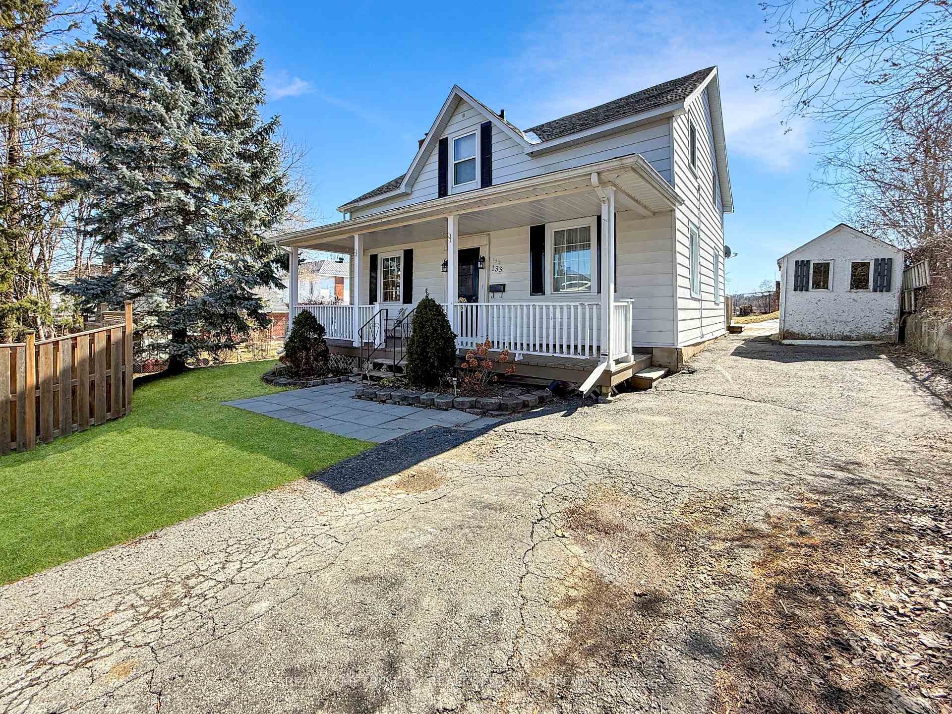 Photo 2 of 133 Hall Avenue, Renfrew — HOMEH