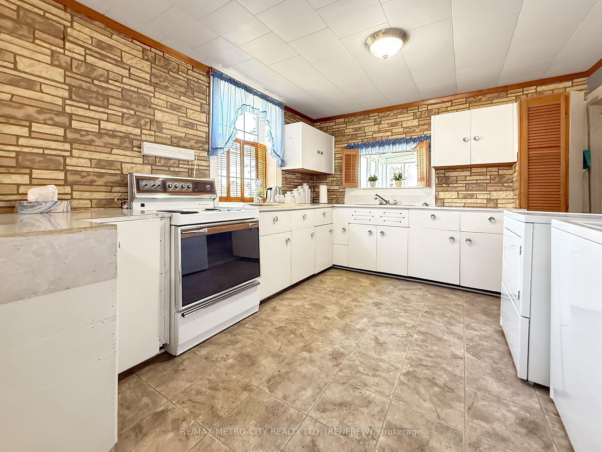 Photo 5 of 133 Hall Avenue, Renfrew — HOMEH