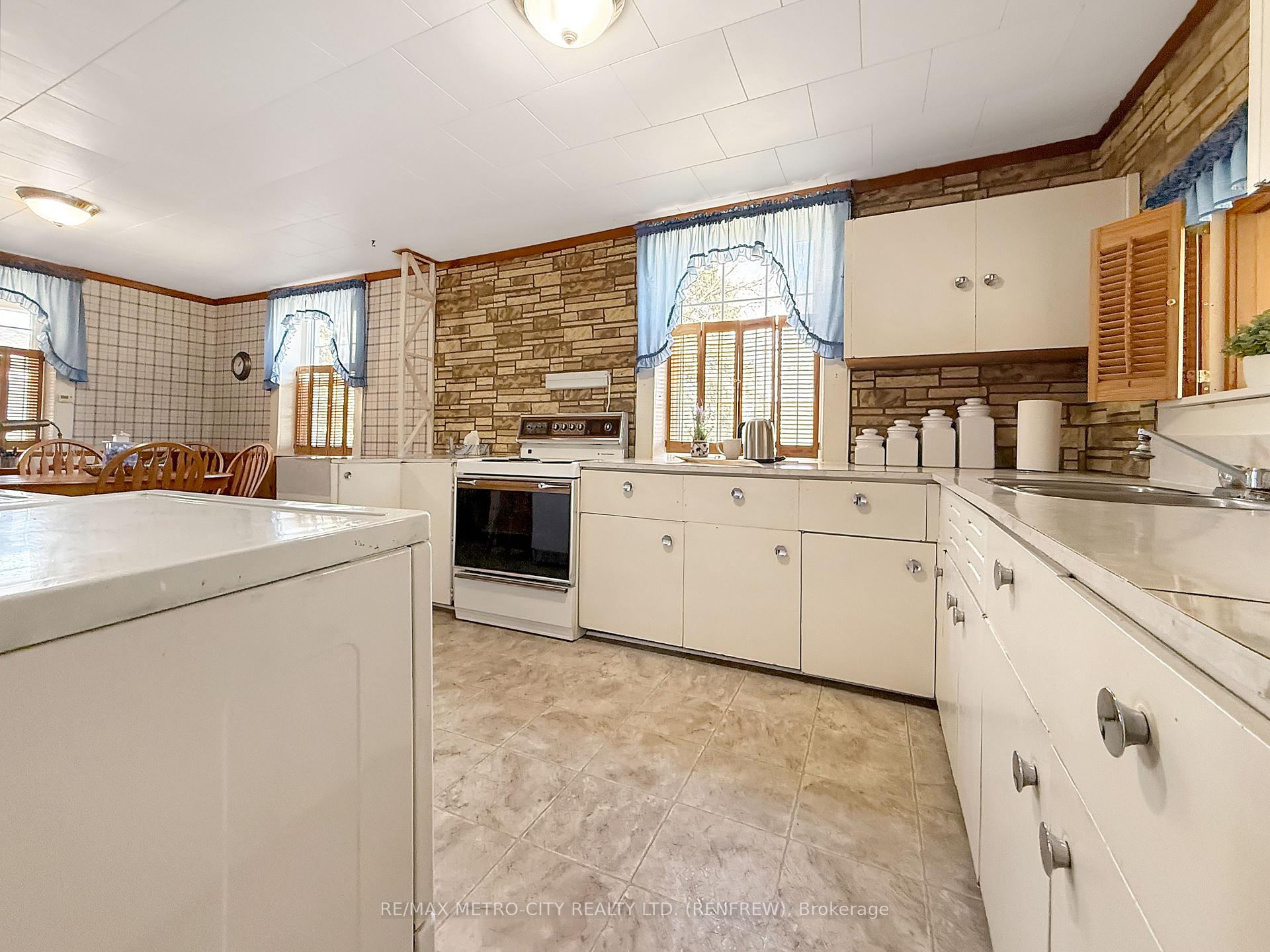 Photo 6 of 133 Hall Avenue, Renfrew — HOMEH