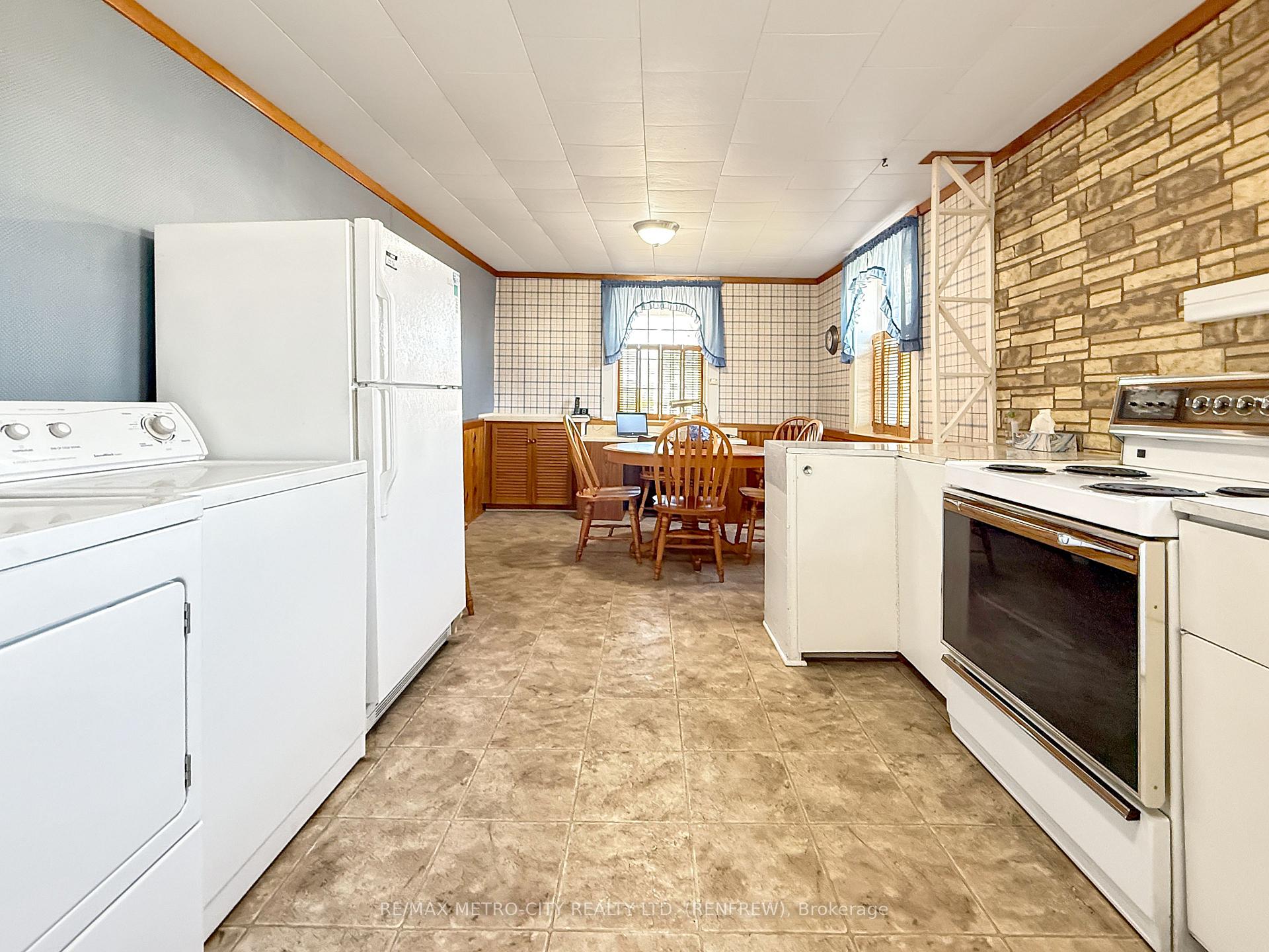 Photo 7 of 133 Hall Avenue, Renfrew — HOMEH