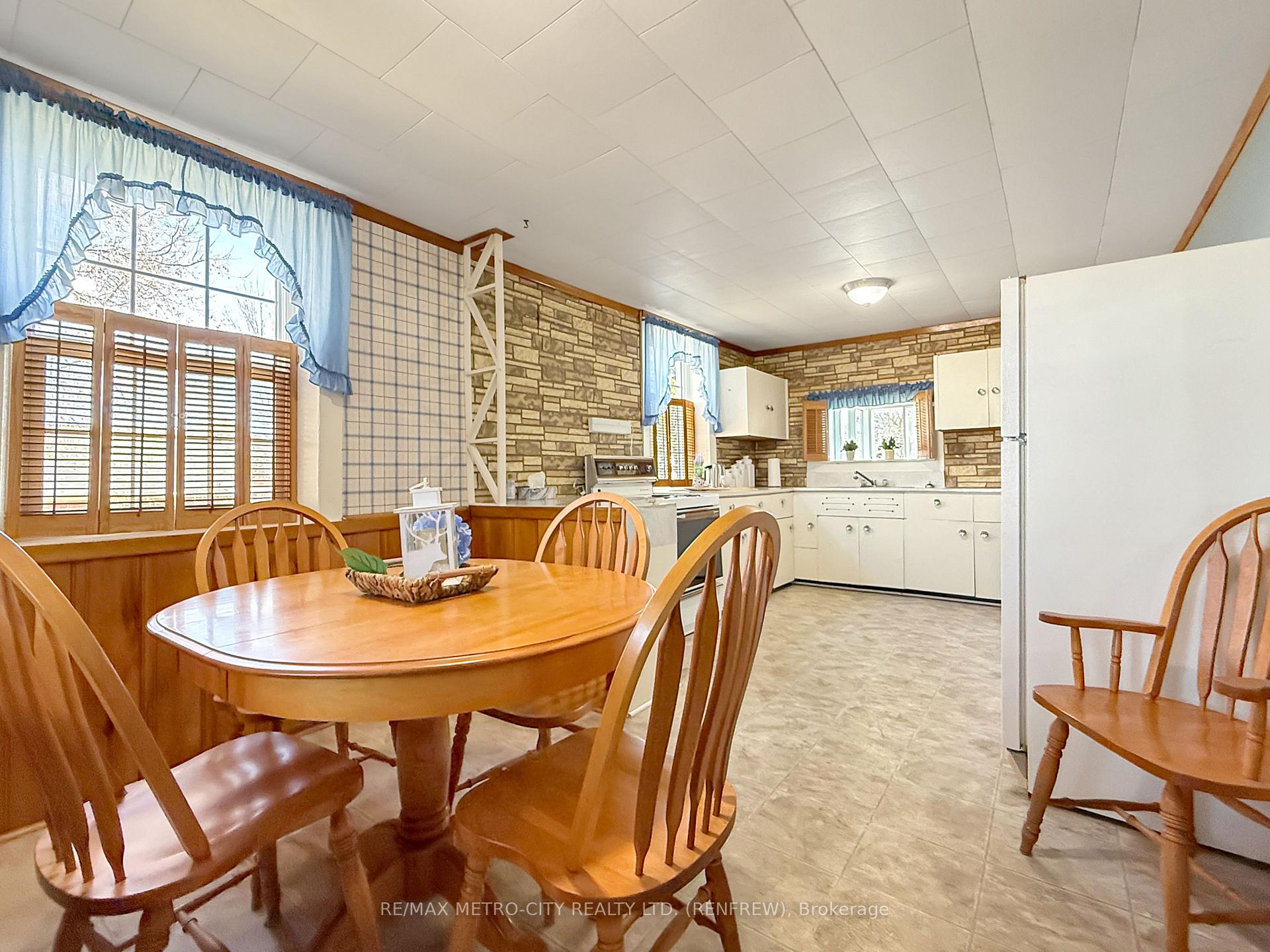 Photo 8 of 133 Hall Avenue, Renfrew — HOMEH