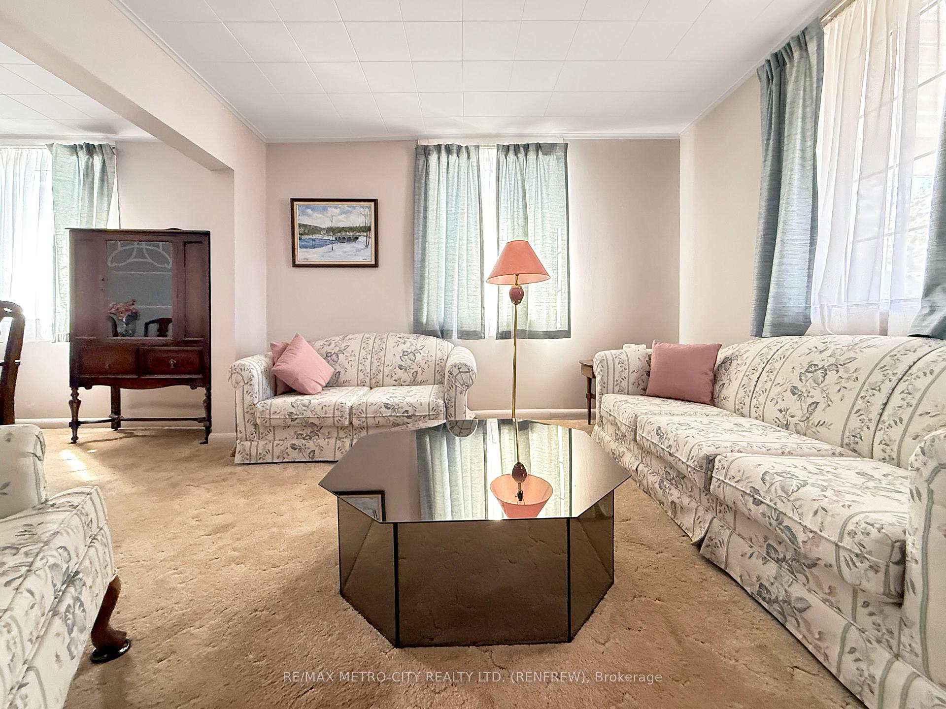 Photo 11 of 133 Hall Avenue, Renfrew — HOMEH