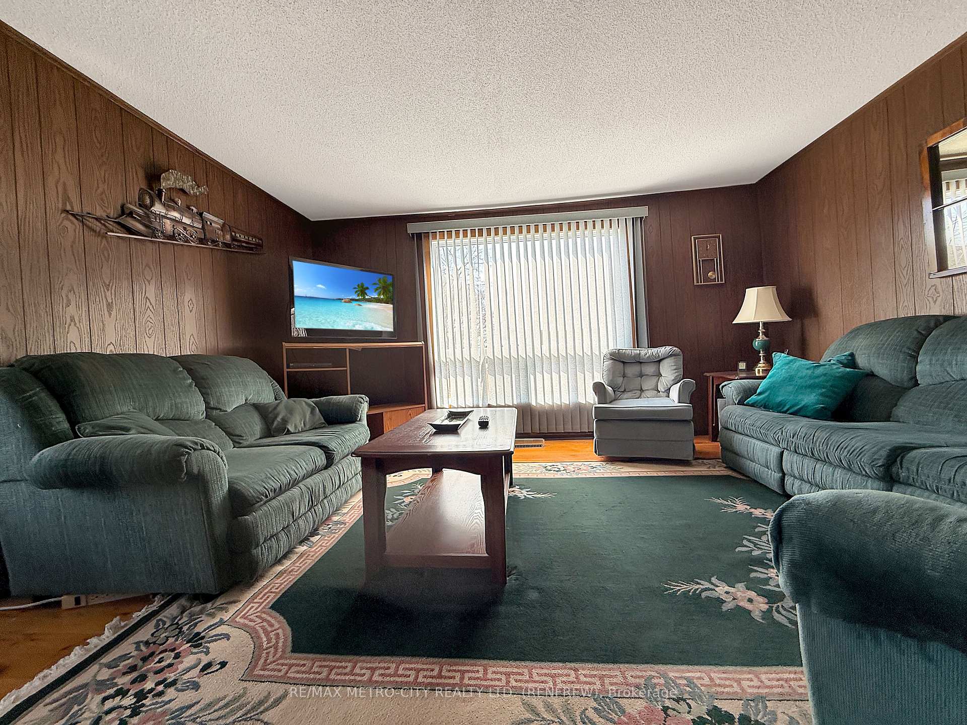 Photo 14 of 133 Hall Avenue, Renfrew — HOMEH