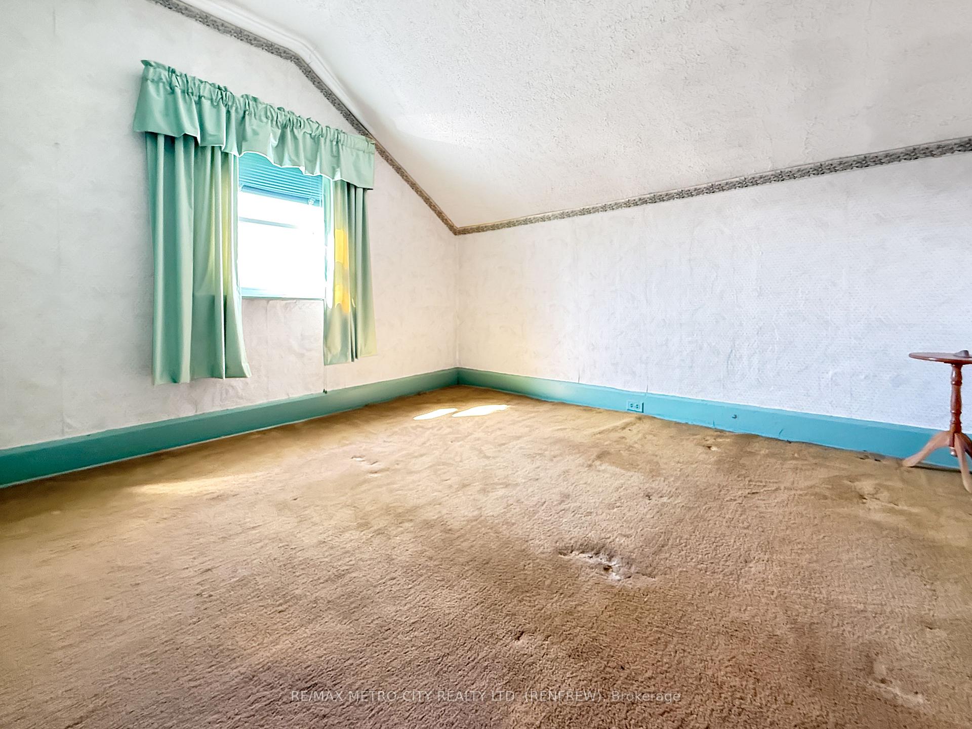 Photo 19 of 133 Hall Avenue, Renfrew — HOMEH
