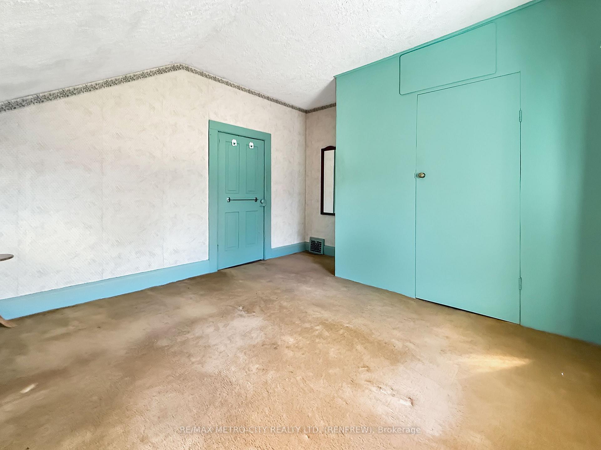Photo 20 of 133 Hall Avenue, Renfrew — HOMEH