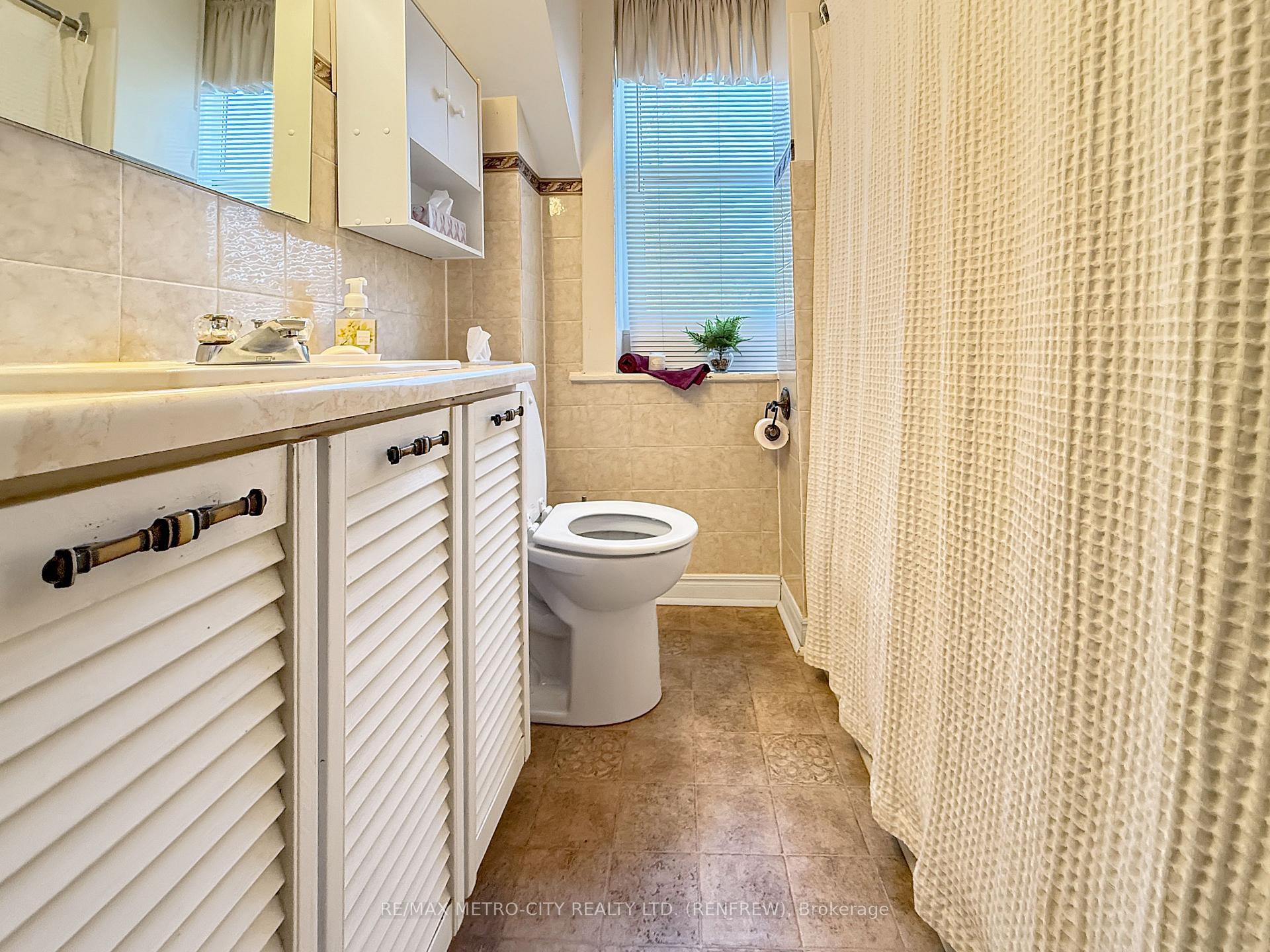 Photo 21 of 133 Hall Avenue, Renfrew — HOMEH