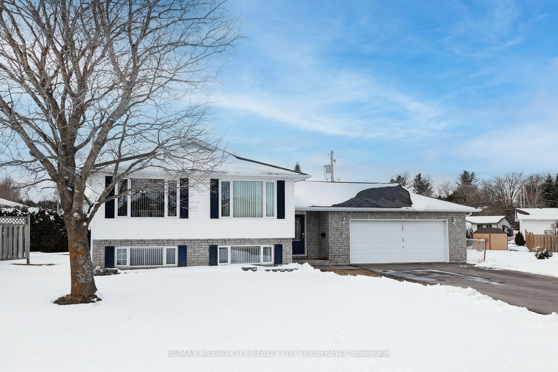 Photo 1 of 206 Vanier Crescent, Renfrew — HOMEH