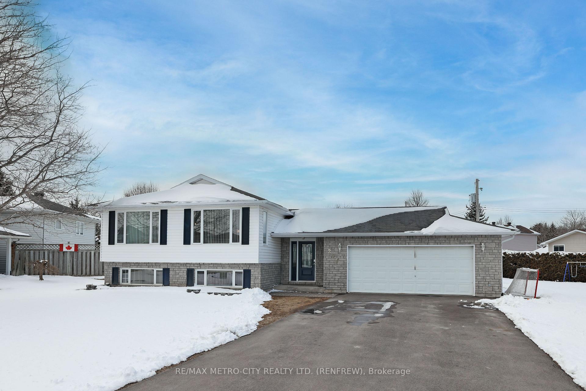 Photo 2 of 206 Vanier Crescent, Renfrew — HOMEH