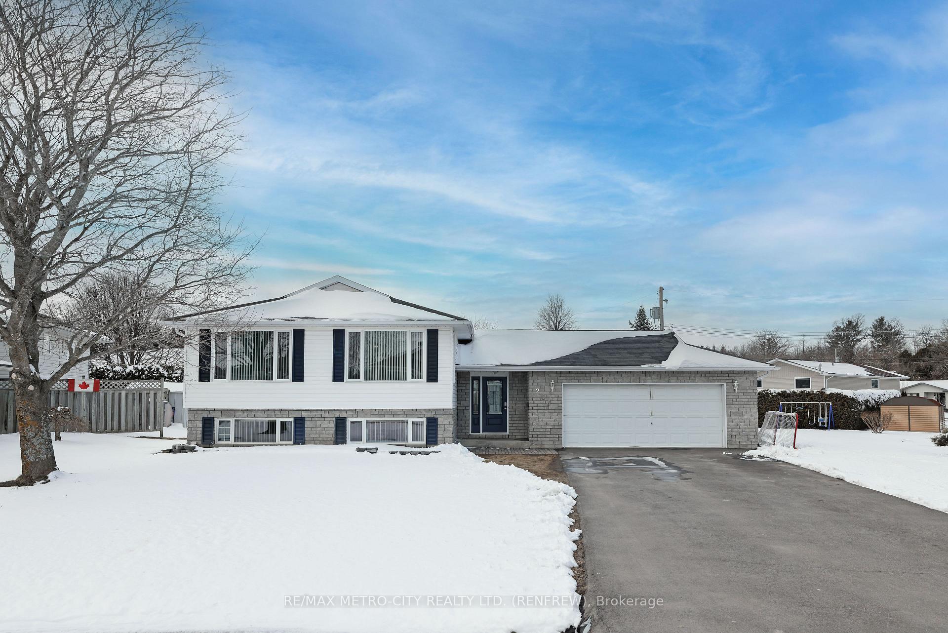 Photo 3 of 206 Vanier Crescent, Renfrew — HOMEH