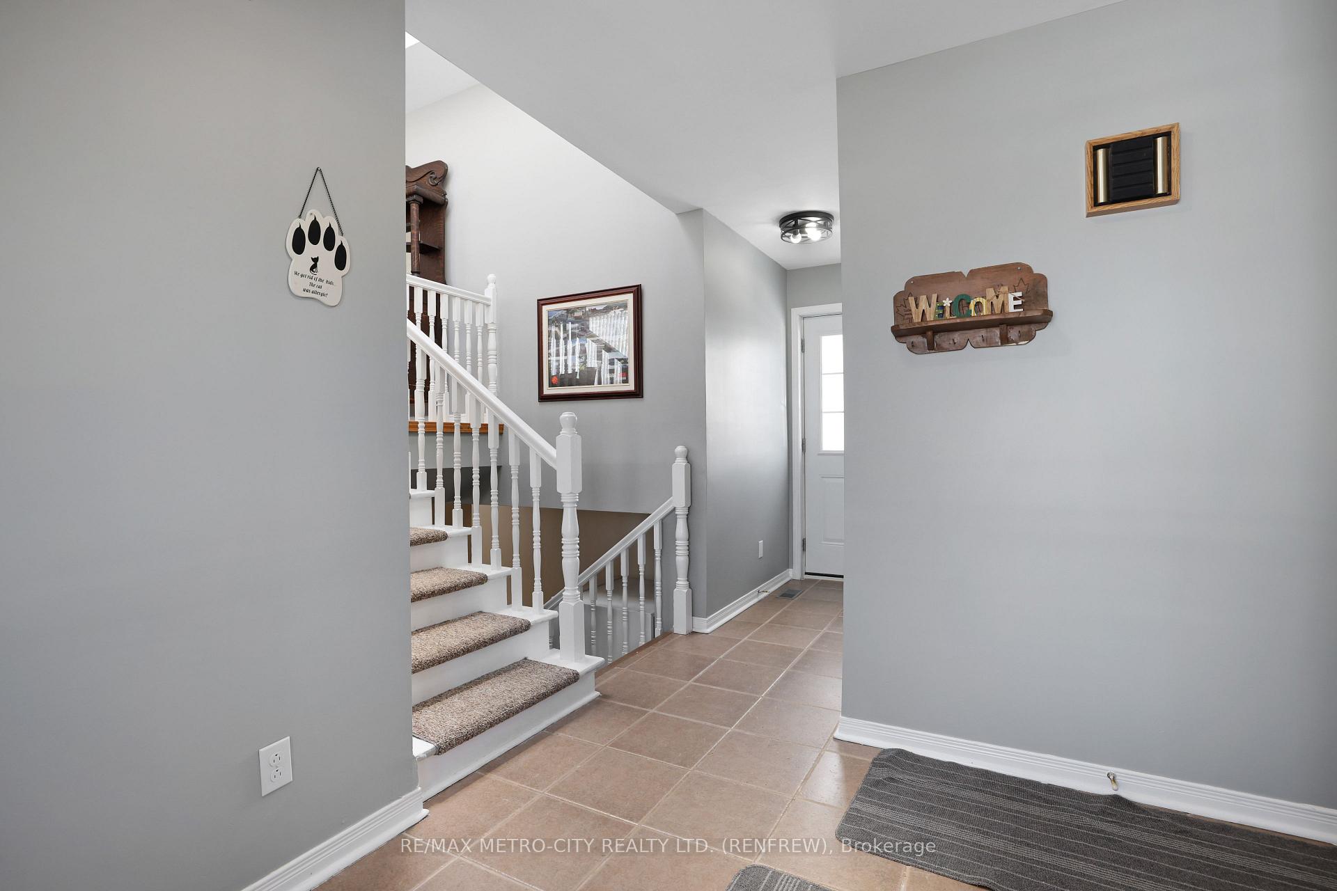 Photo 4 of 206 Vanier Crescent, Renfrew — HOMEH