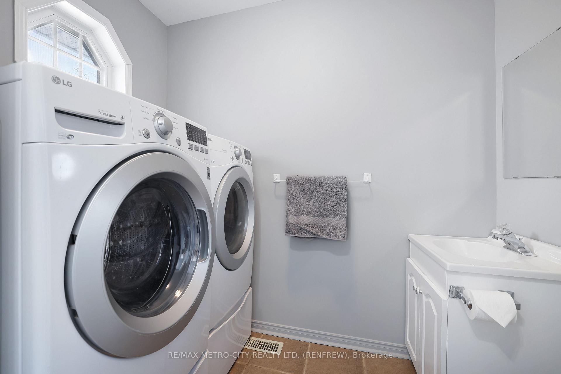 Photo 7 of 206 Vanier Crescent, Renfrew — HOMEH