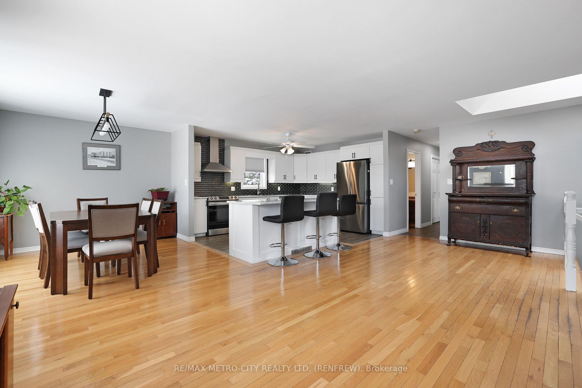 Photo 10 of 206 Vanier Crescent, Renfrew — HOMEH