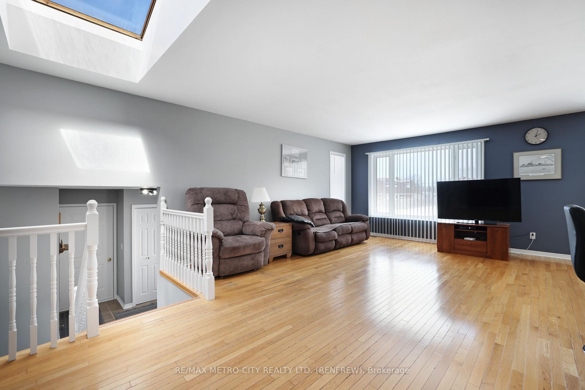 Photo 12 of 206 Vanier Crescent, Renfrew — HOMEH