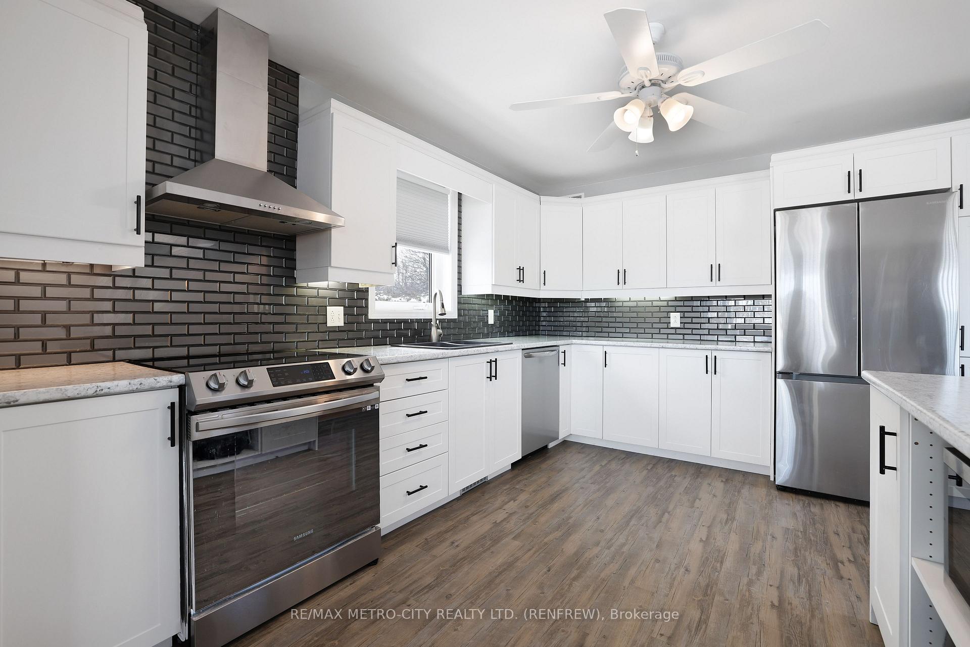 Photo 15 of 206 Vanier Crescent, Renfrew — HOMEH