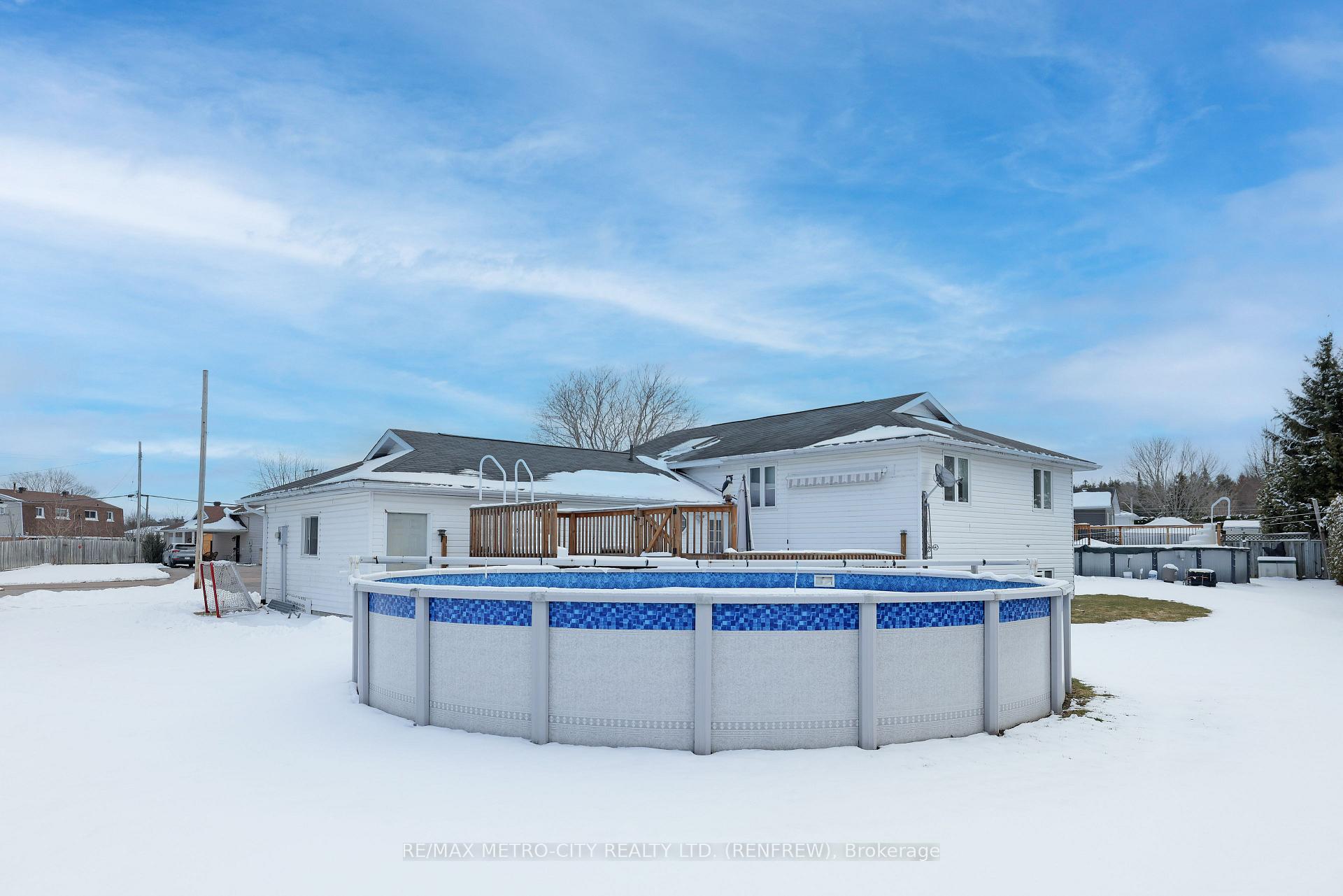 Photo 36 of 206 Vanier Crescent, Renfrew — HOMEH